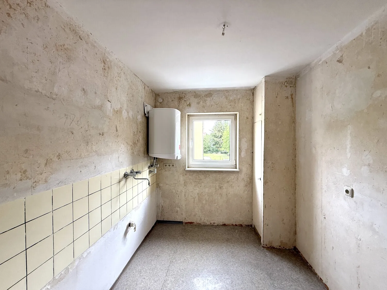 Separate Küche mit Fenster und Gestaltungspotenzial für eine moderne Wohnküche