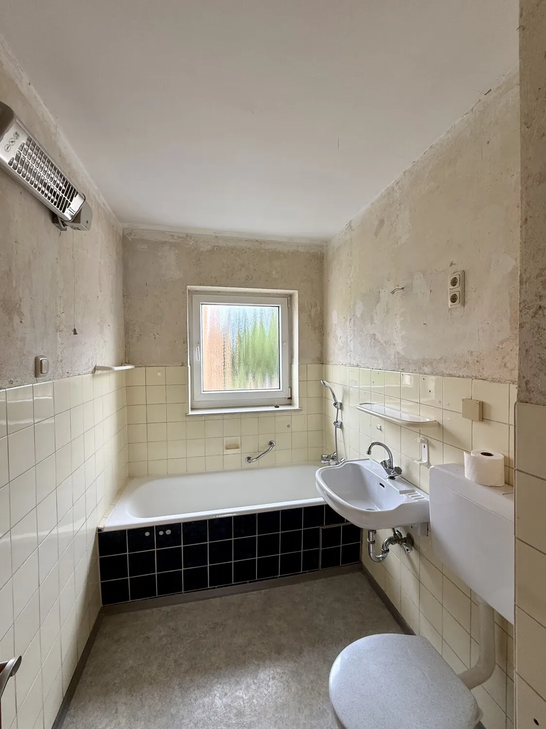 Tageslichtbad mit Badewanne als gute Grundlage für eine moderne Neugestaltung