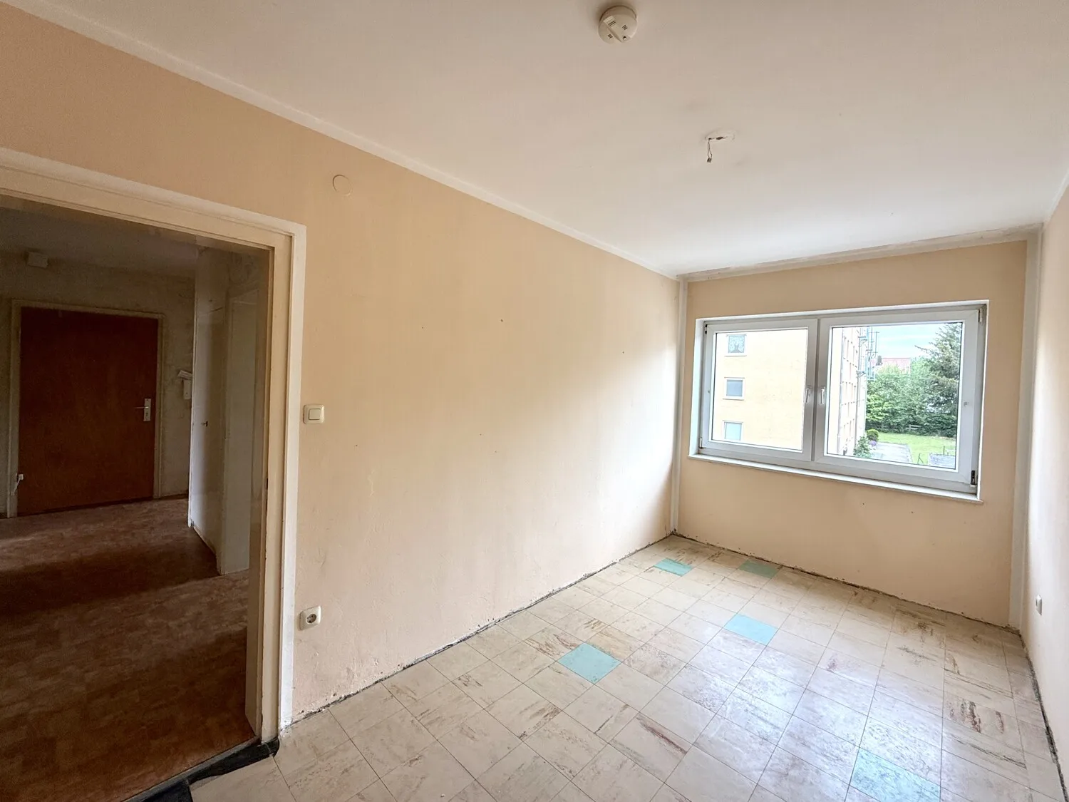 Weiteres Zimmer mit vielseitiger Nutzungsmöglichkeit und angenehmer Belichtung