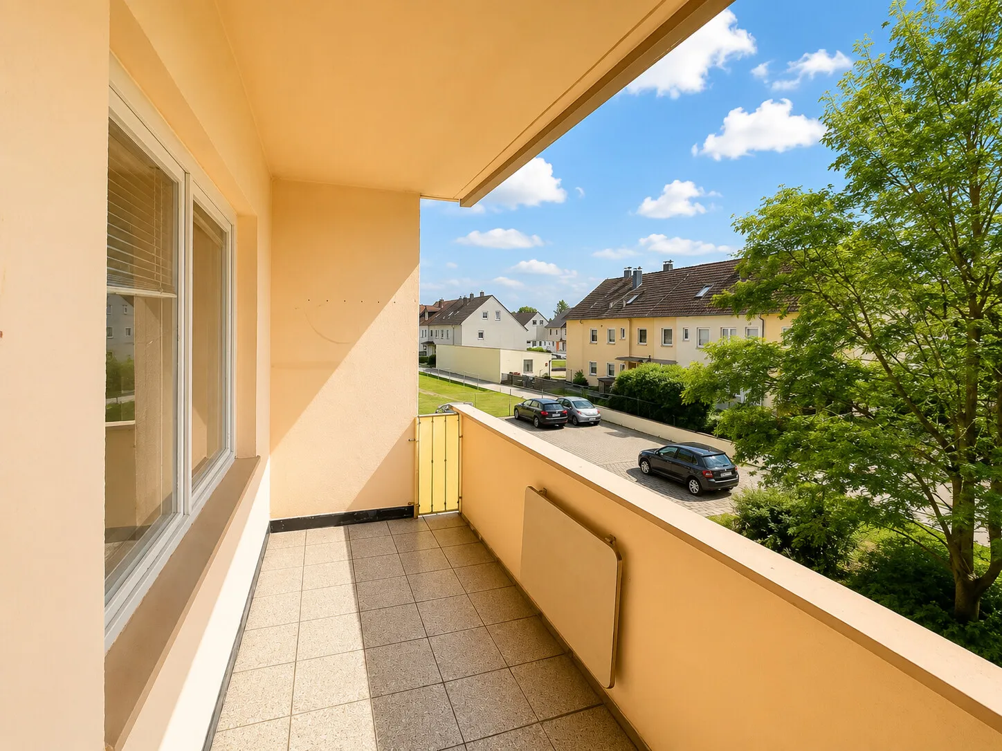 Sonnige Loggia mit schönem Ausblick in Richtung Süden