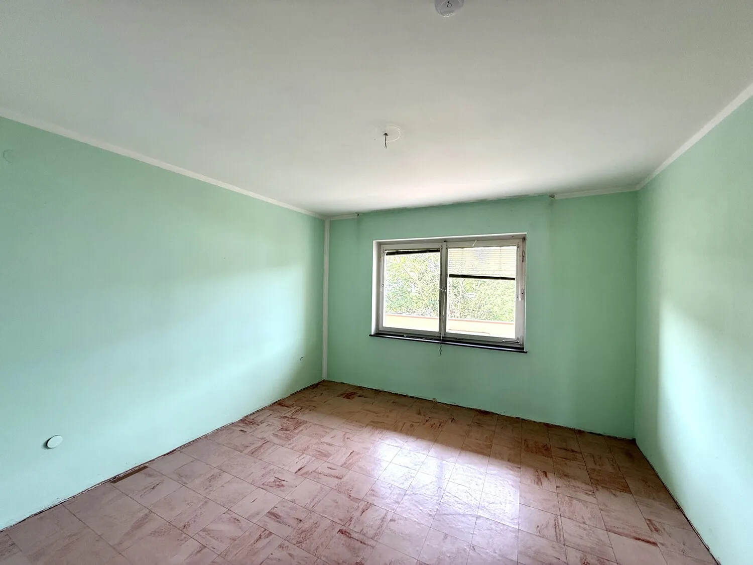 Gut geschnittenes Schlafzimmer mit Blick in den ruhigen Gartenbereich