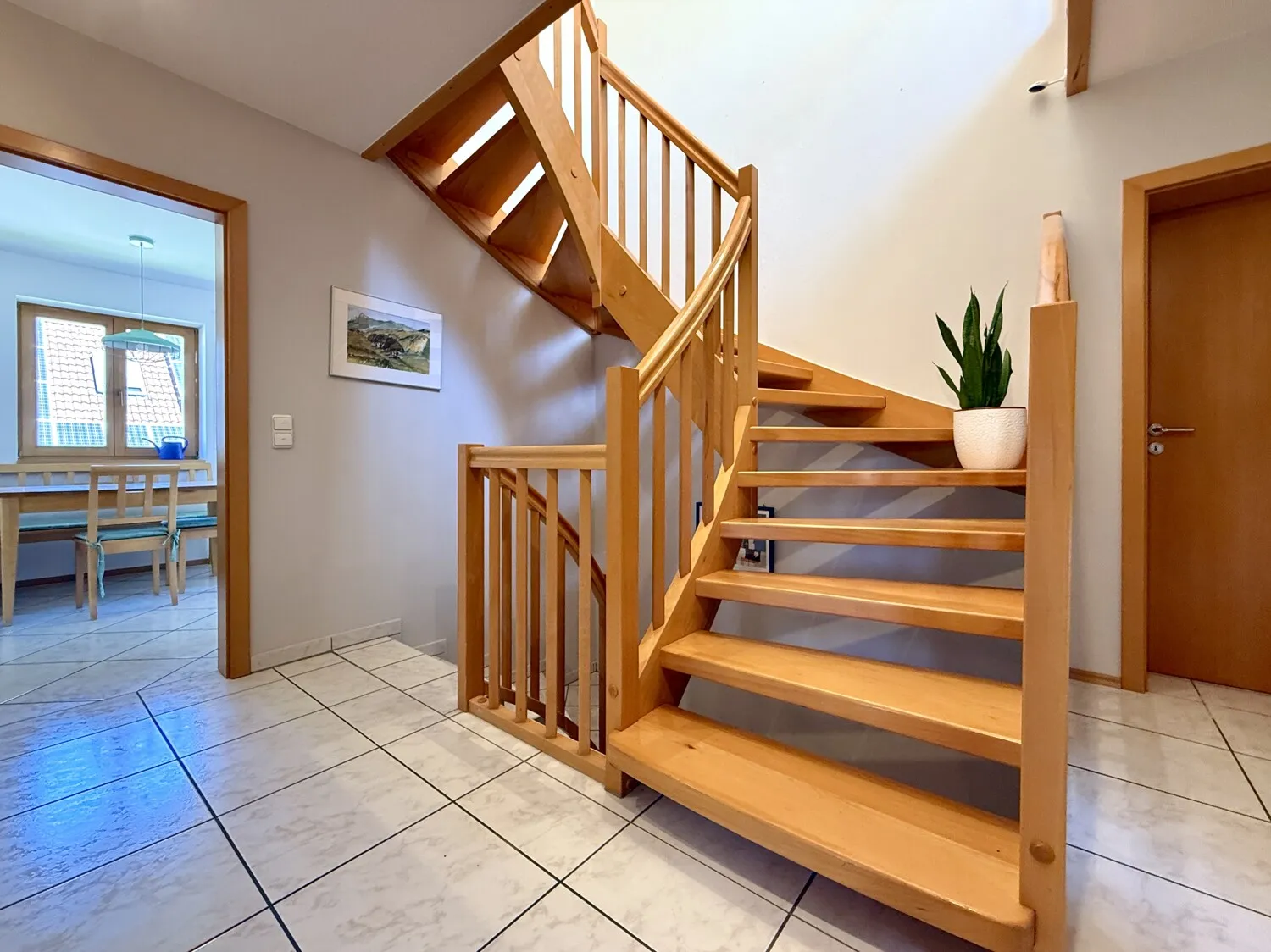 Stilvolles Treppenhaus mit hochwertiger Holztreppe