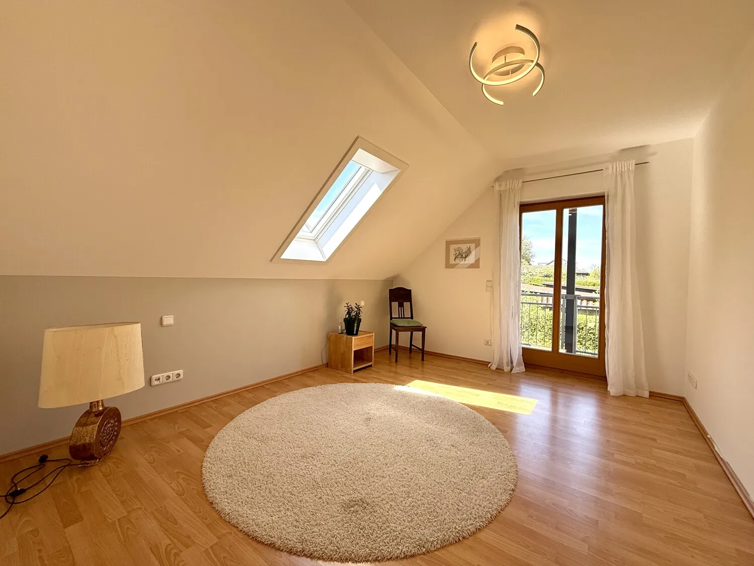 Großzügiges Kinderzimmer mit Zugang zum Balkon
