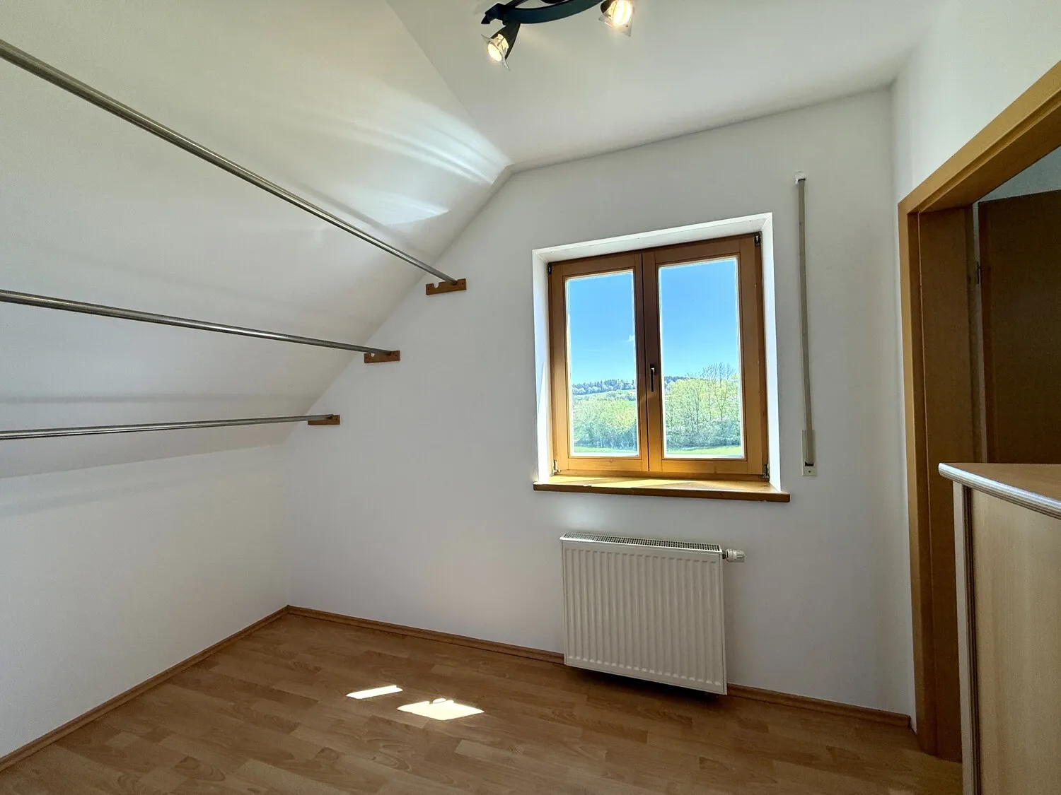Praktische Ankleide mit Blick ins Grüne