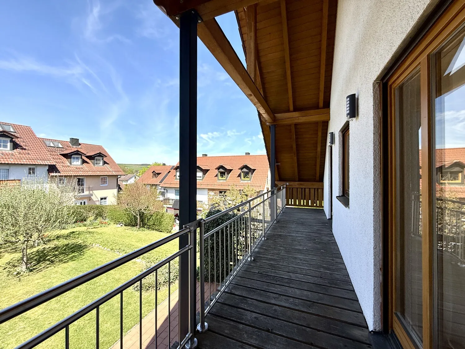 Großer Balkon mit geschütztem Blick ins Grüne