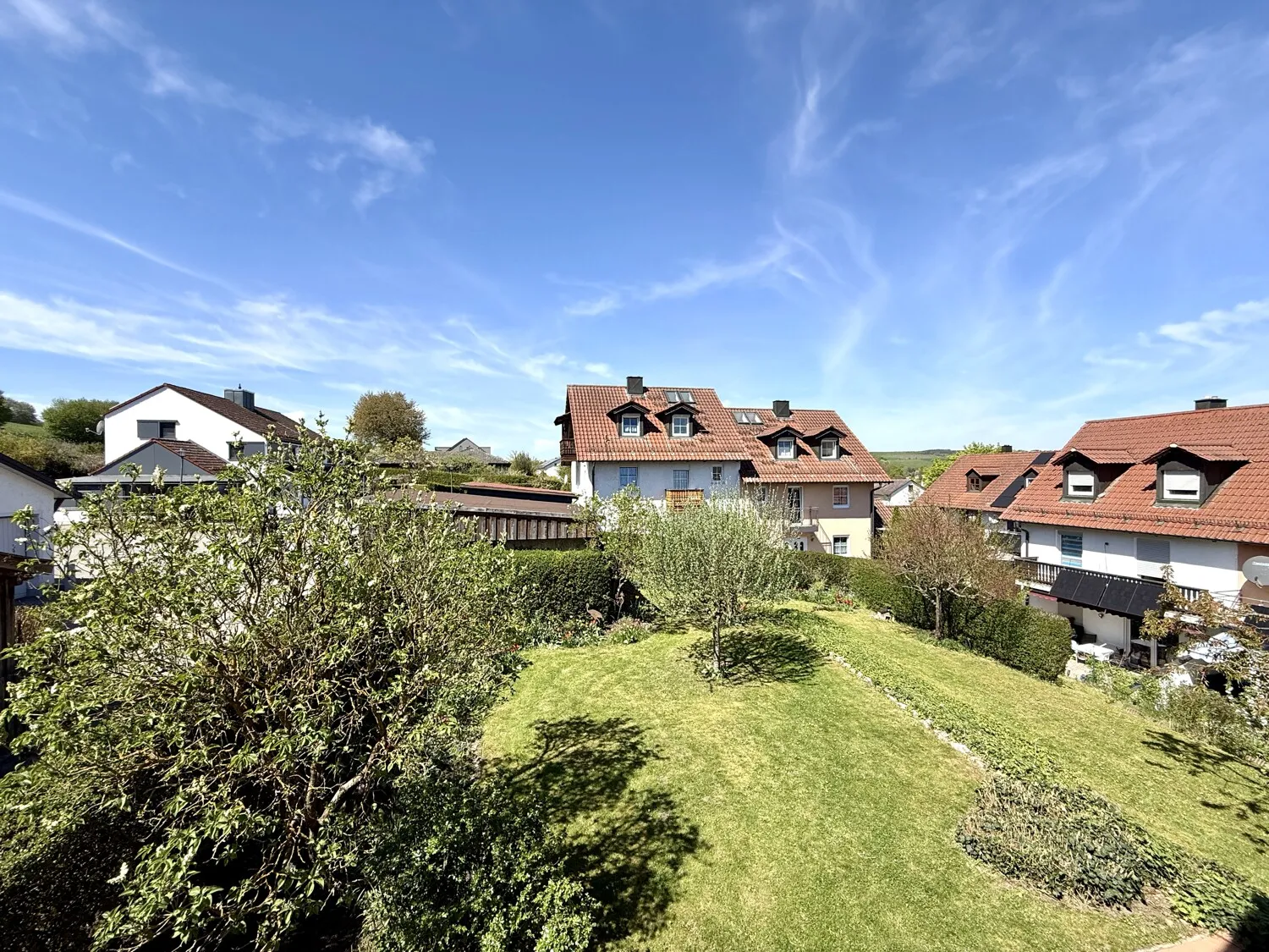 Herrlicher Blick über das gepflegte Gartengrundstück