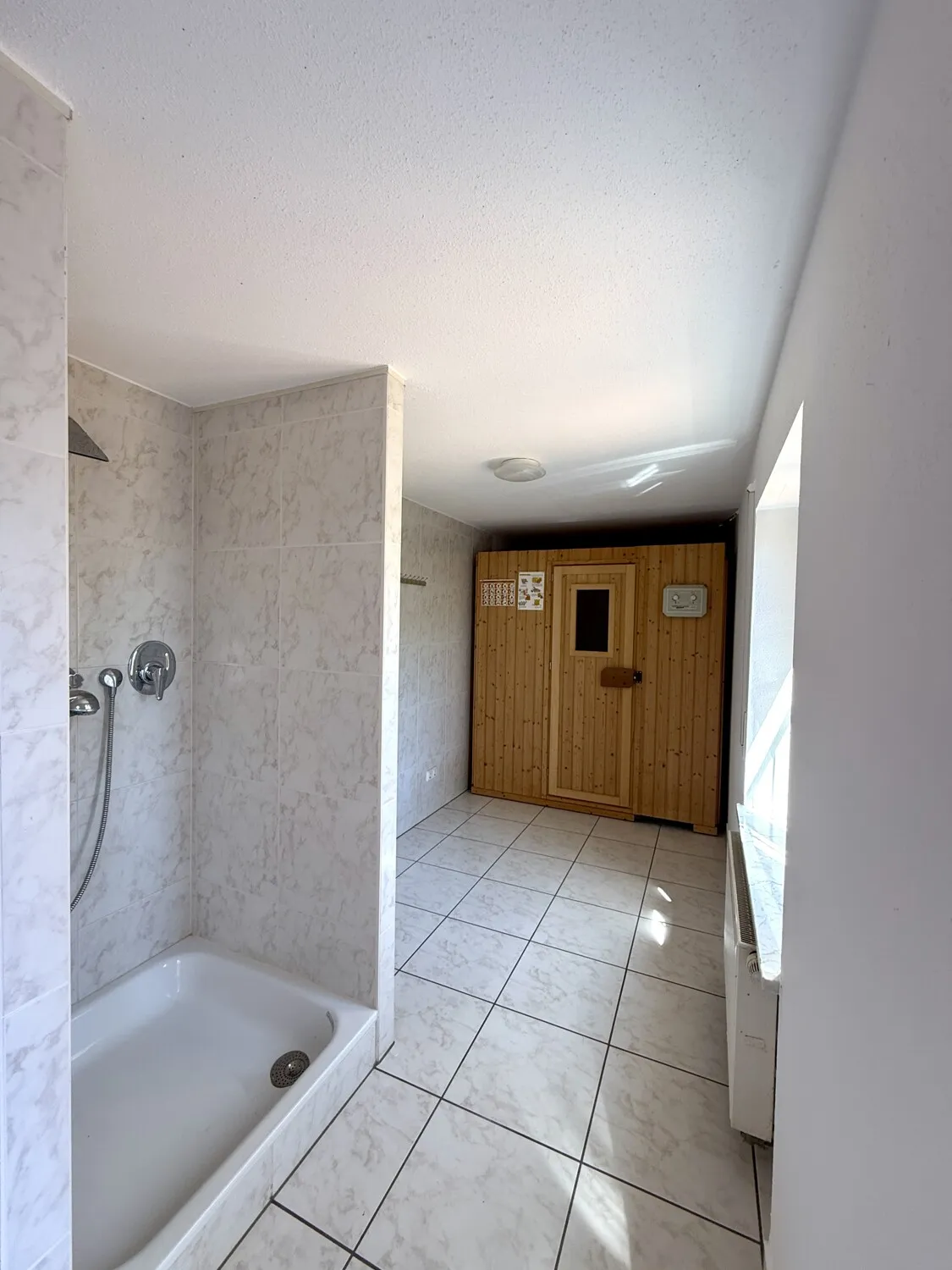 Privater Wellnessbereich mit Sauna und Dusche