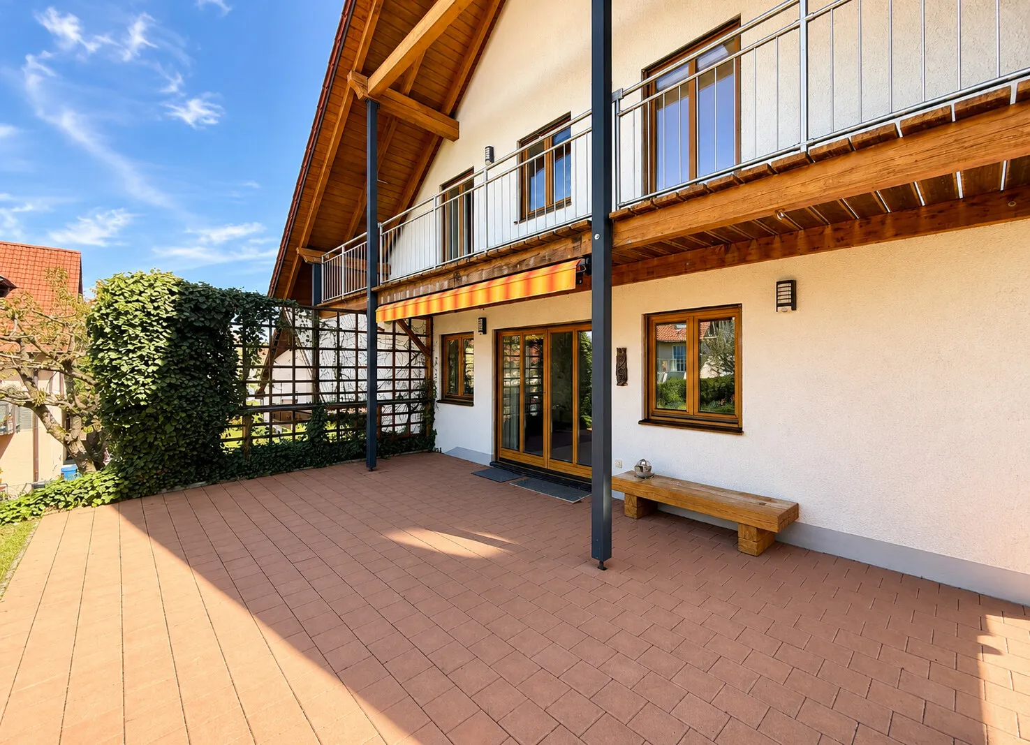 Weitläufige Sonnenterrasse mit direktem Gartenzugang