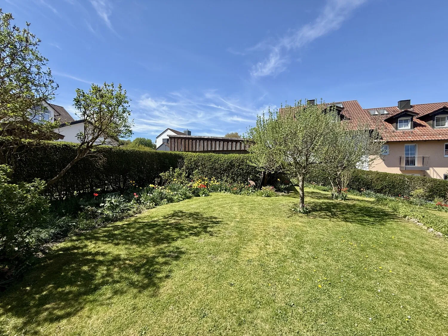Liebevoll angelegter Garten mit altem Obstbaumbestand