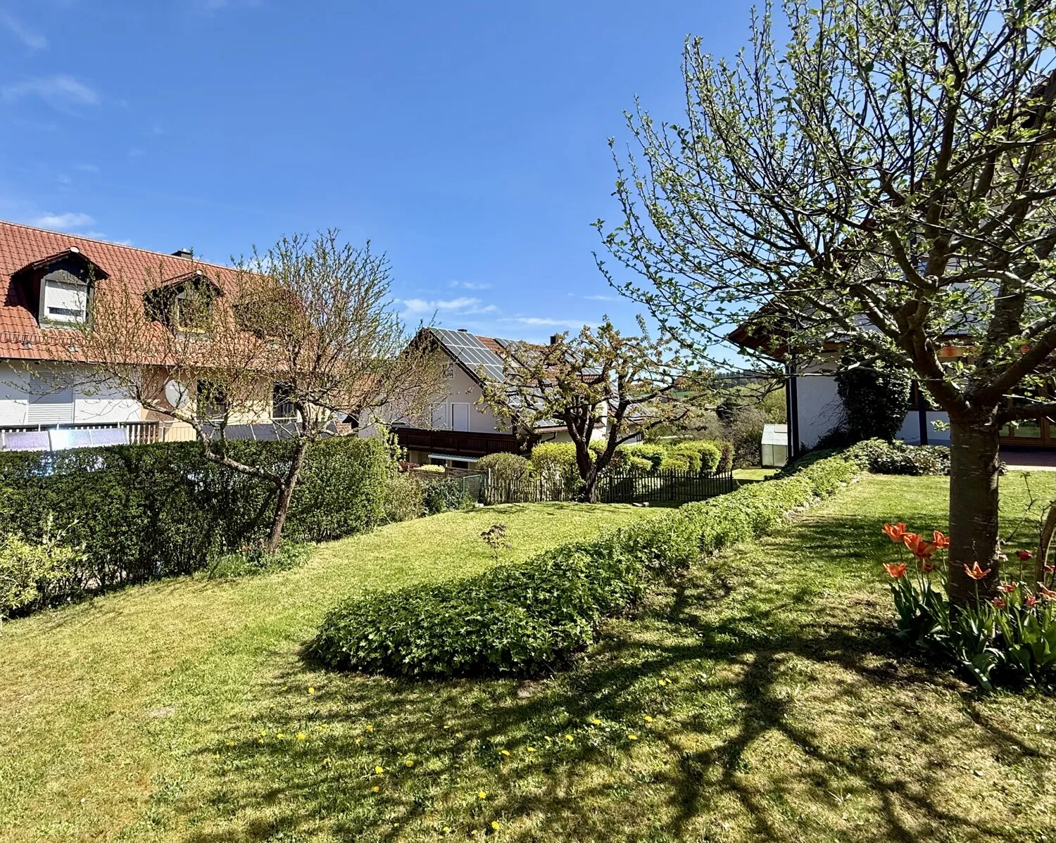 Großes Gartenparadies mit viel Platz für die Familie