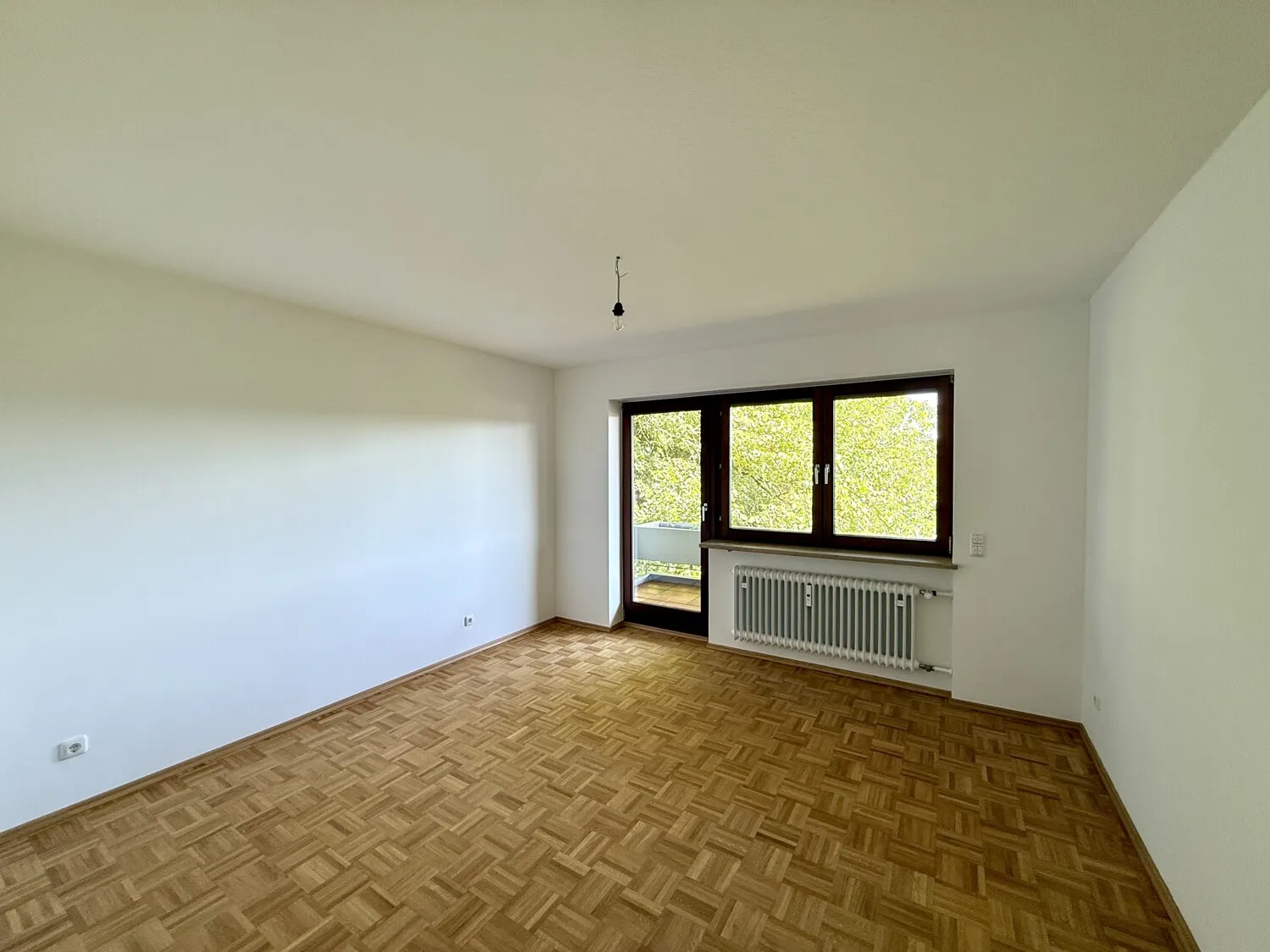 Ruhiges Schlafzimmer mit Blick ins Grüne