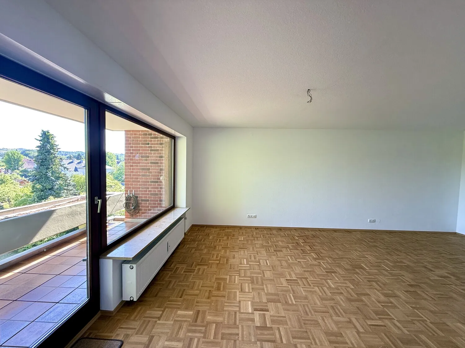 Weitläufiges Wohnen mit großen Fensterflächen