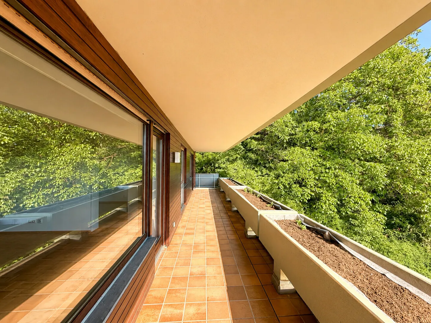 Ca. 13 Meter langer Balkon mit besonderer Weite
