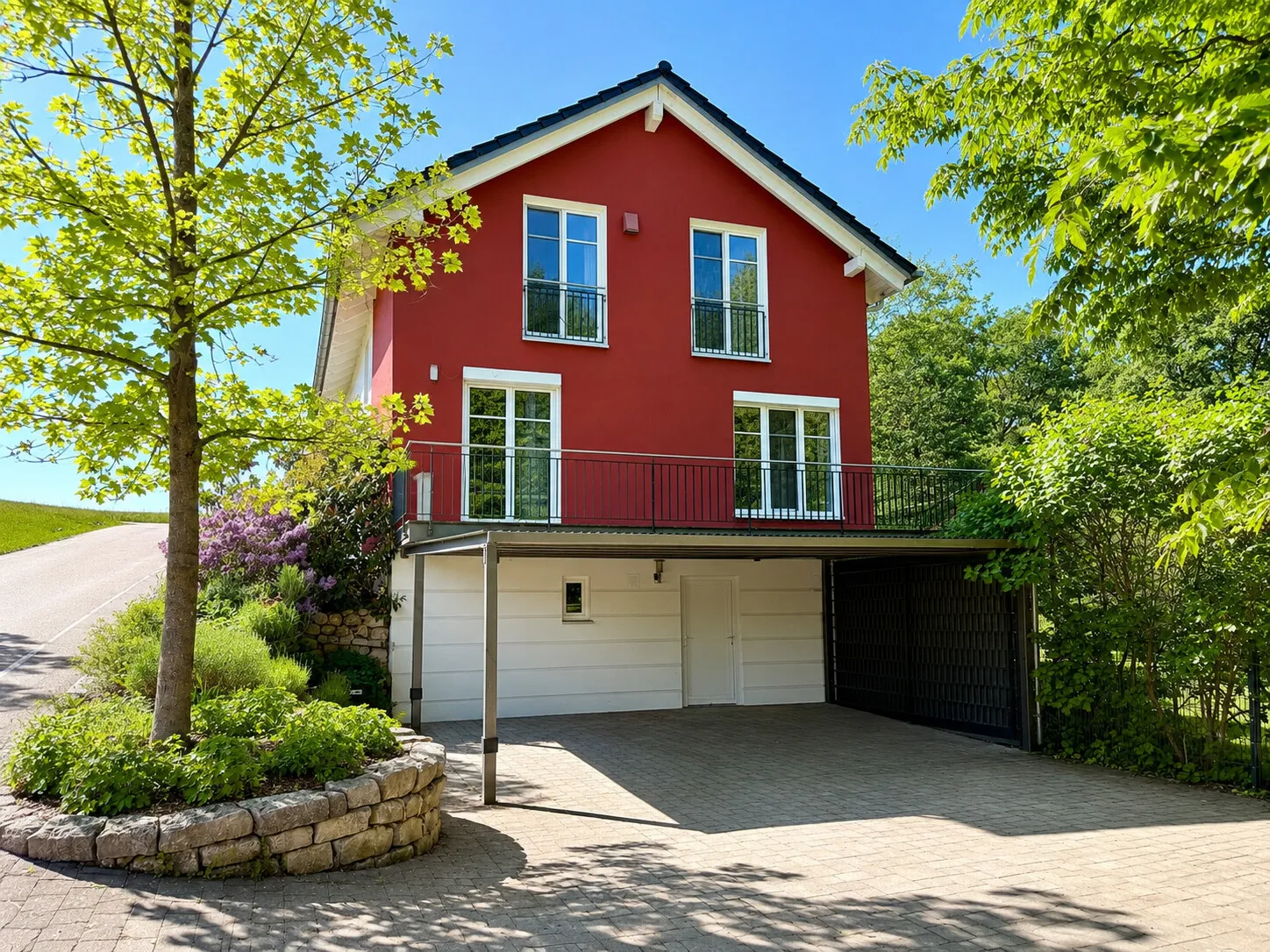 Doppelcarport und großzügiger Hofbereich mit weiteren Stellplätzen