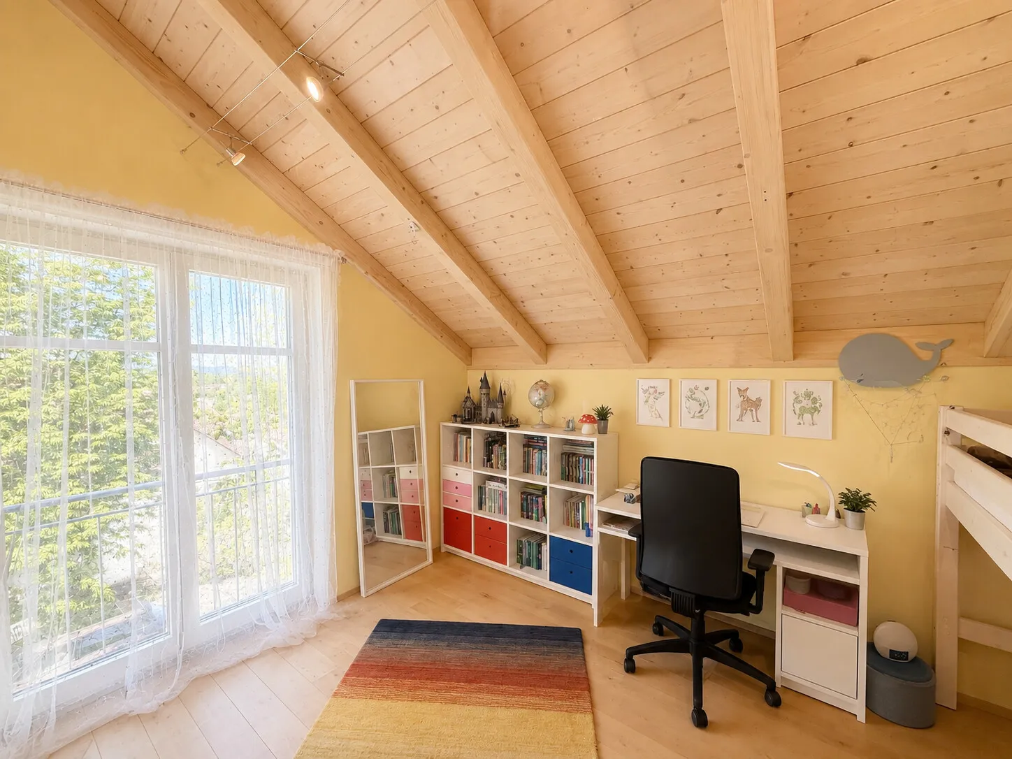 Helles Kinder- oder Arbeitszimmer mit bodentiefen Fenstern