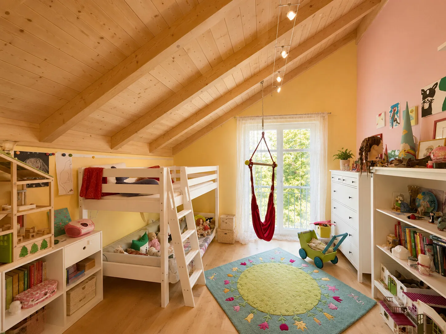Freundliches Kinderzimmer mit warmem Holzcharakter