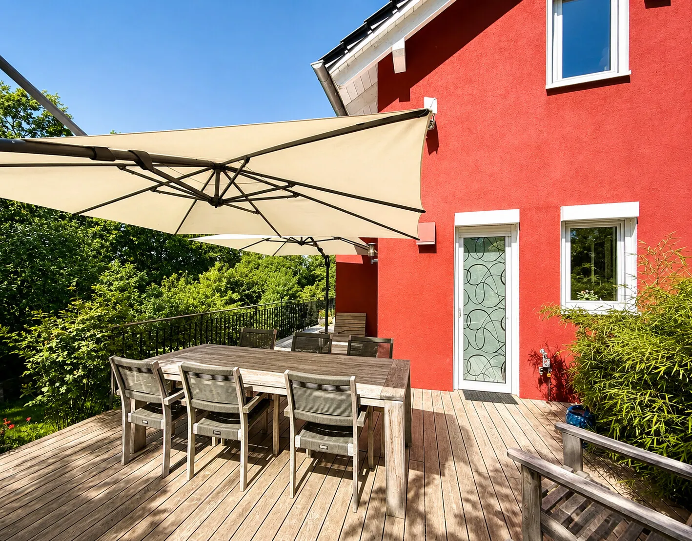 Großzügiger Terrassenbereich für Essen, Sonne und entspannte Stunden