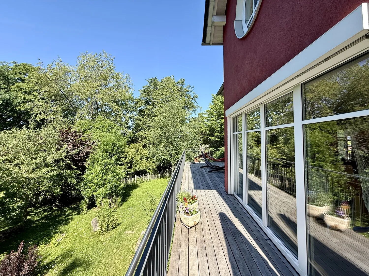 Panoramaterrasse mit Blick über Garten und Grünflächen
