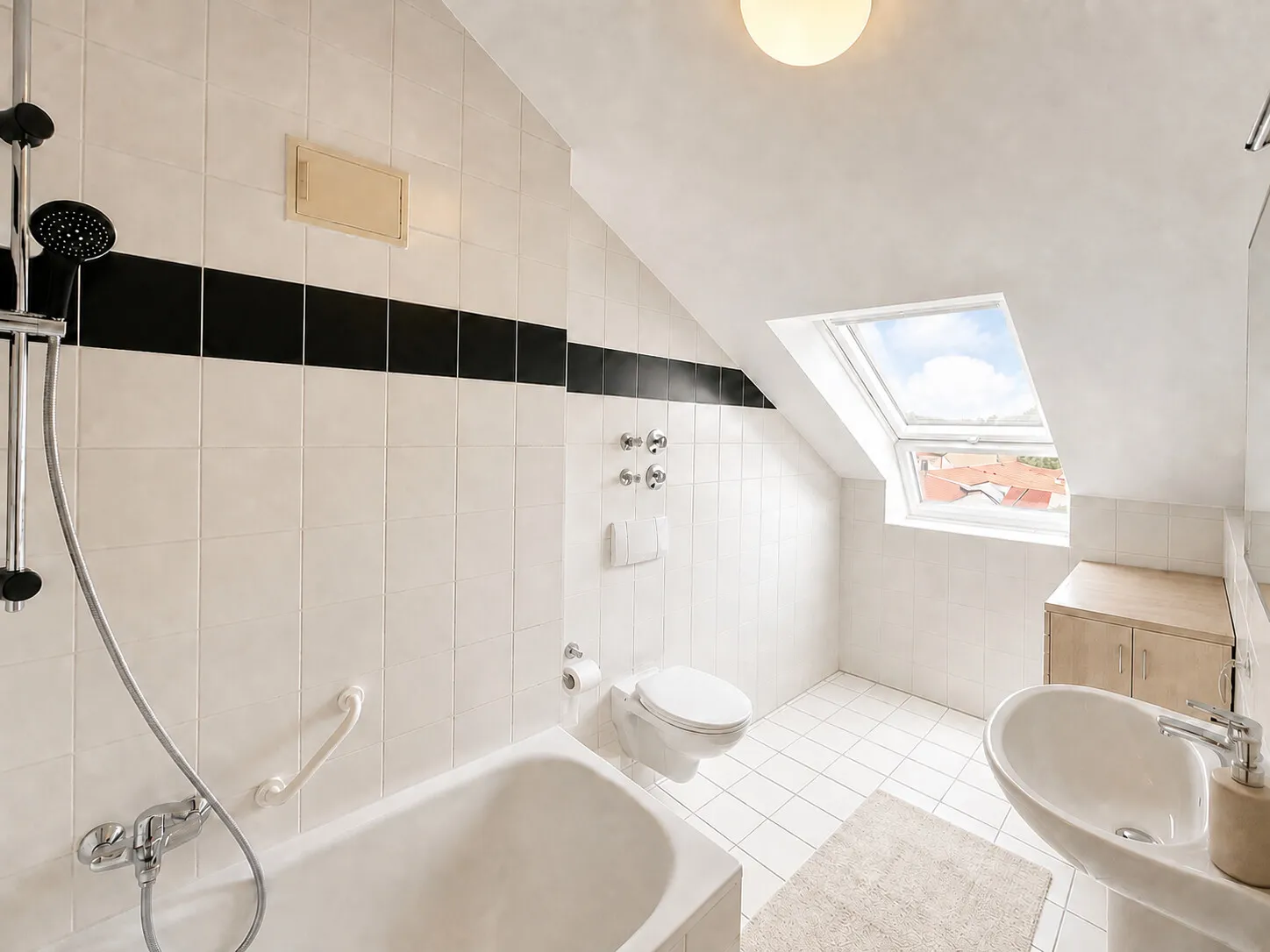 Tageslichtbad mit Badewanne – virtuell bearbeitet