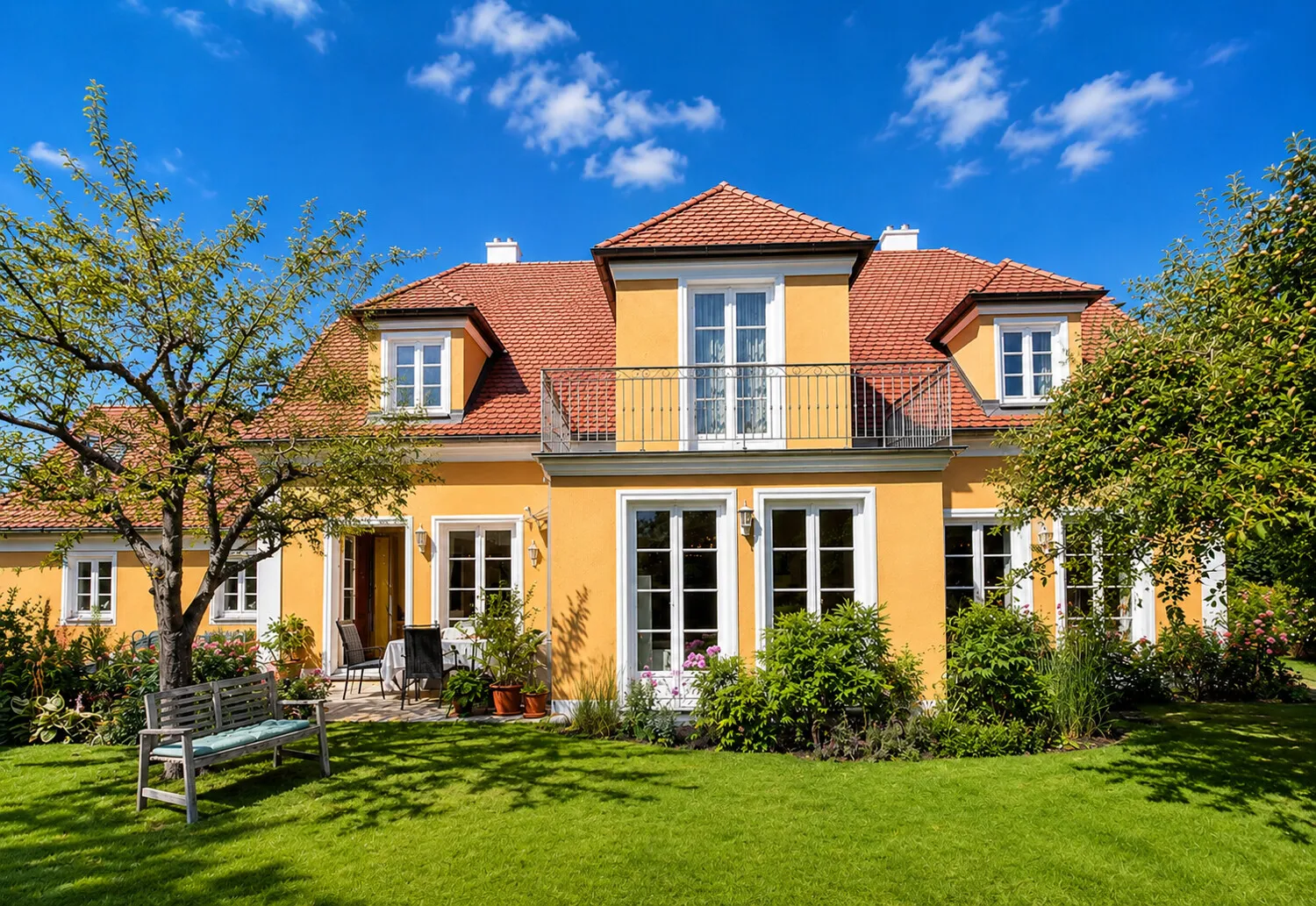Repräsentative Gartenansicht der außergewöhnlichen Villa