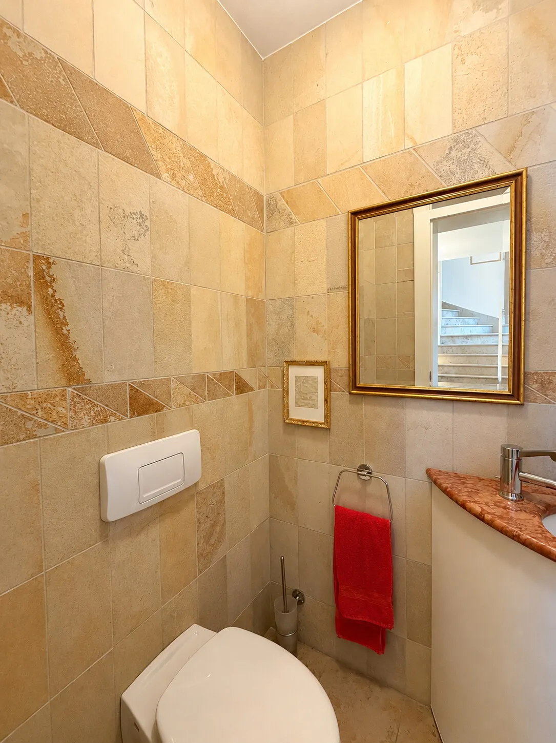 Stilvoll ausgestattetes Gäste-WC mit Natursteinoberflächen