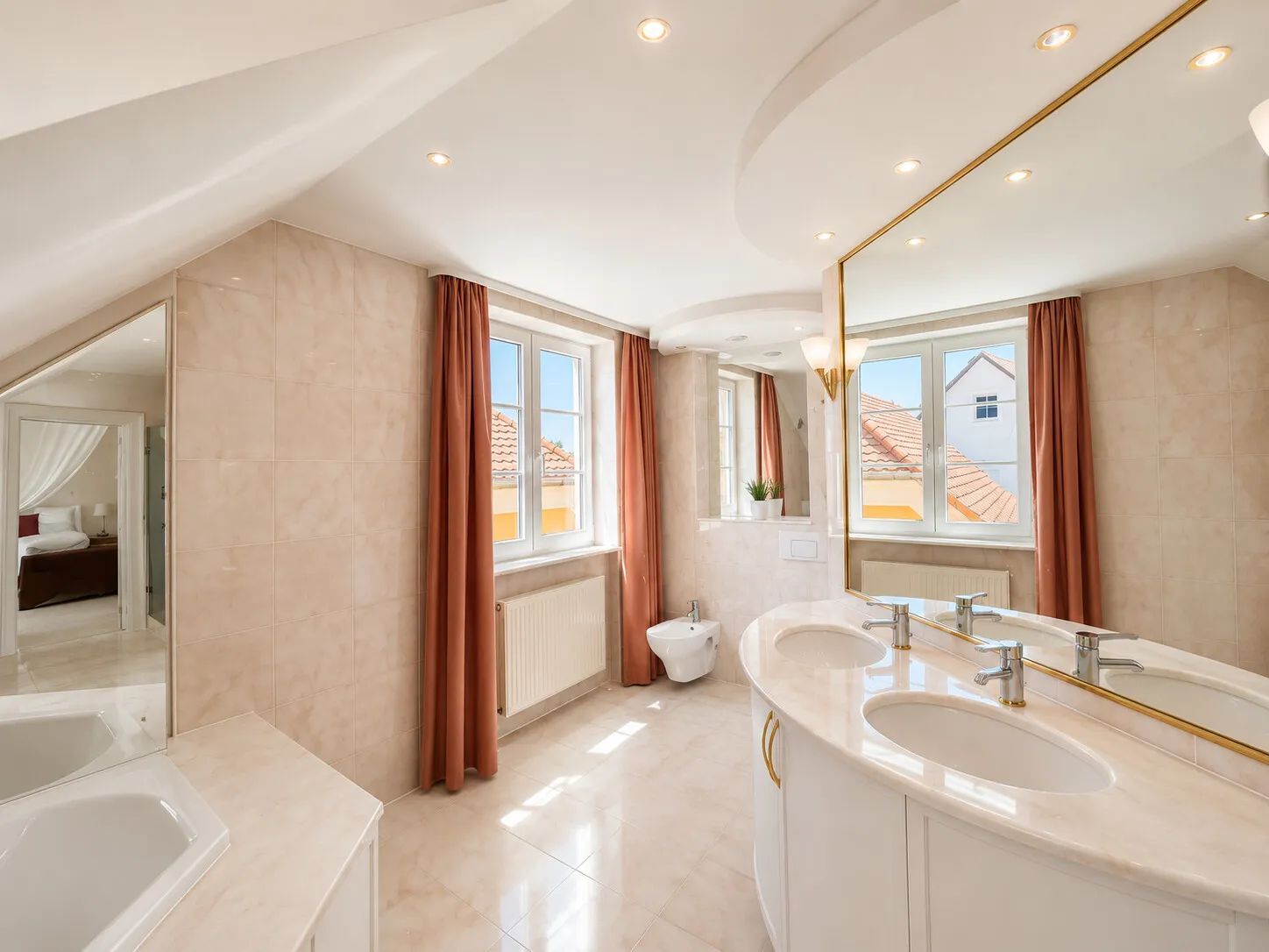 Exklusives Tageslichtbad en suite mit Badewanne und Dusche