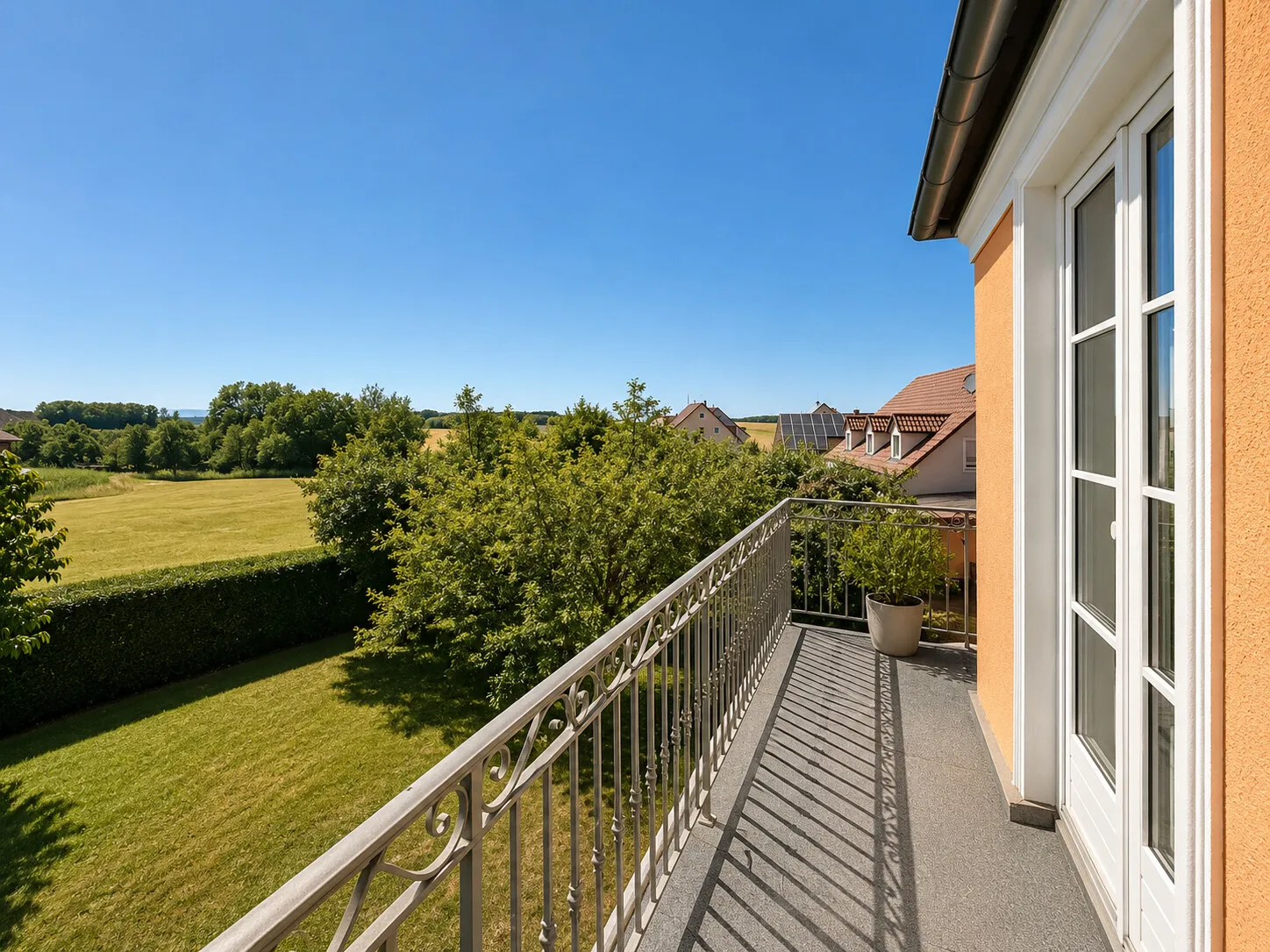 Privater Balkon mit weitem Blick über Garten und Landschaft