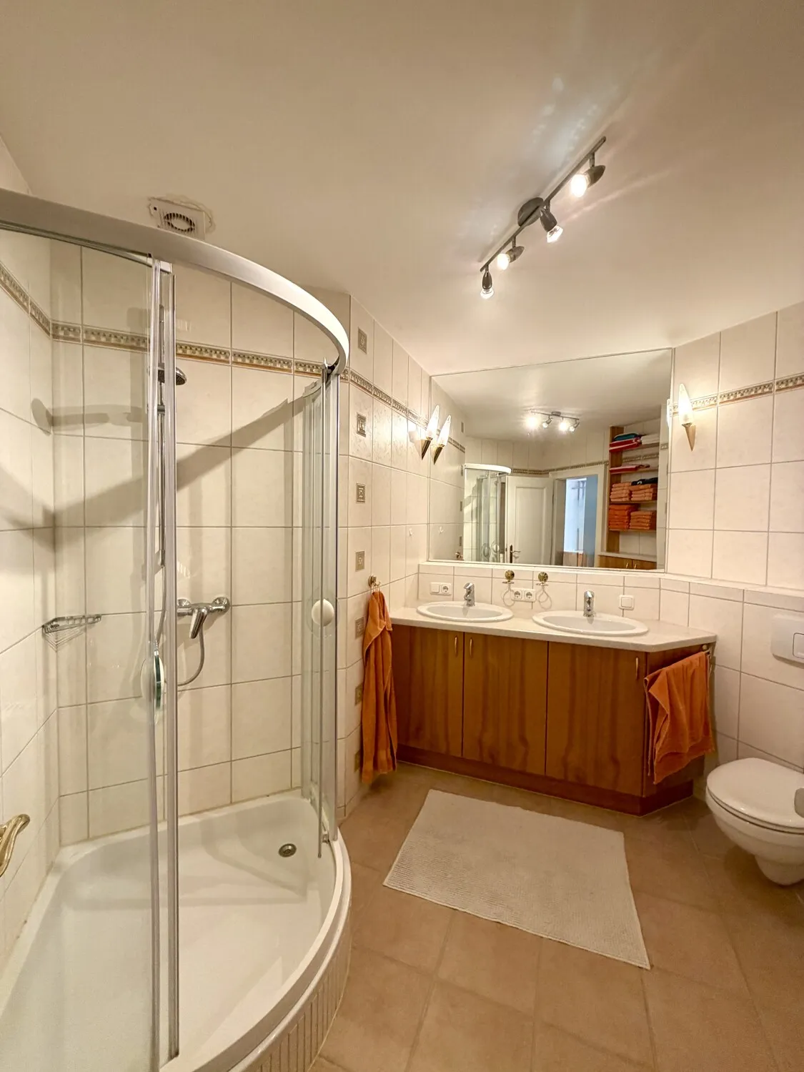 Kinderbad mit Dusche und Doppelwaschtisch im Untergeschoss