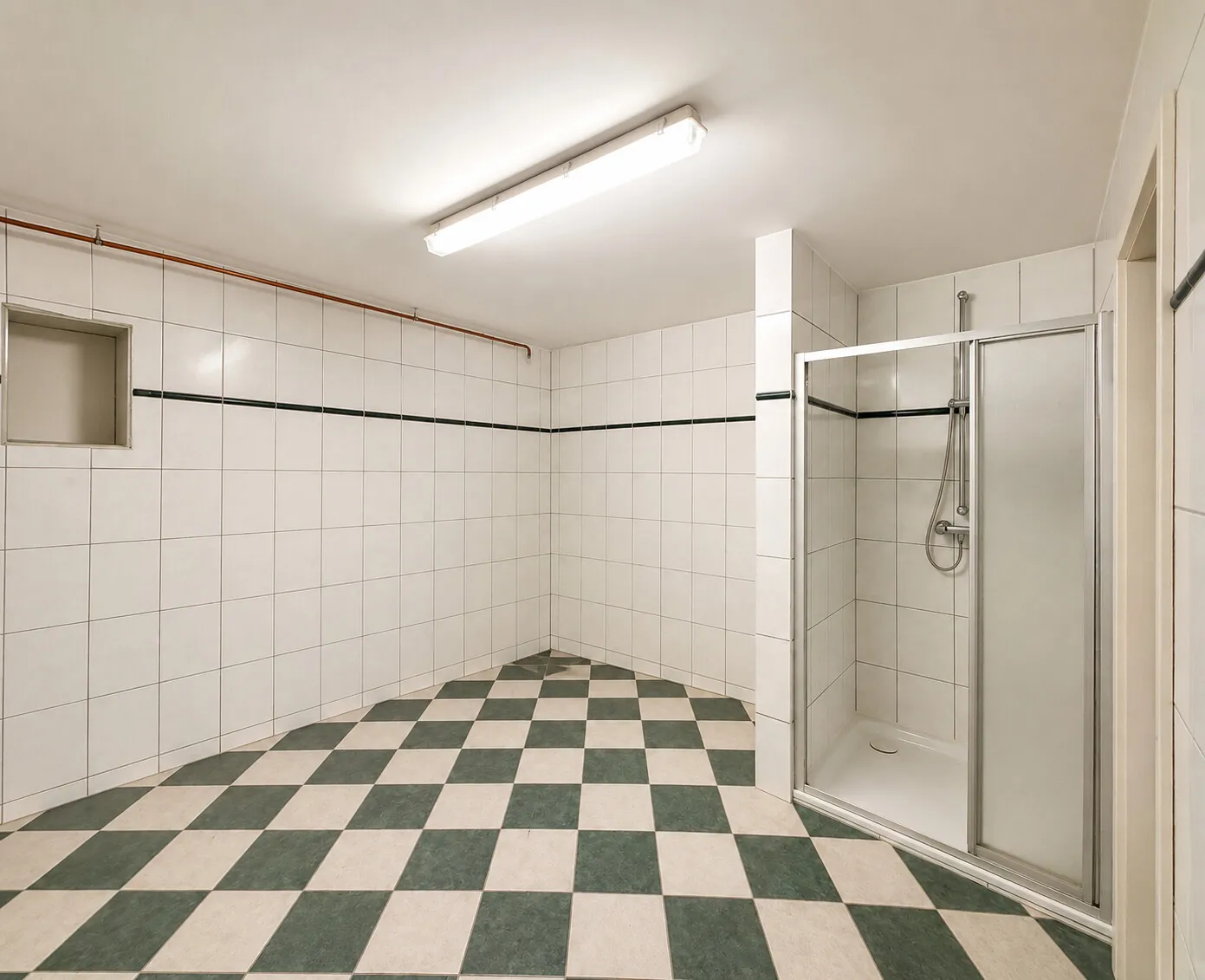 Geräumiger Hauswirtschaftsbereich mit zusätzlicher Dusche