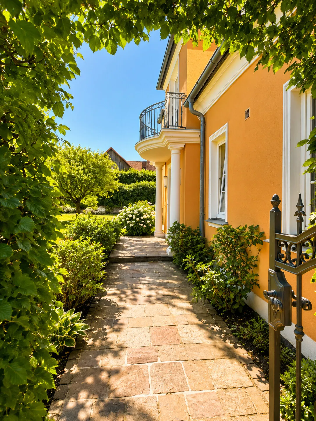 Geschützter Zugang durch die liebevoll angelegte Gartenanlage