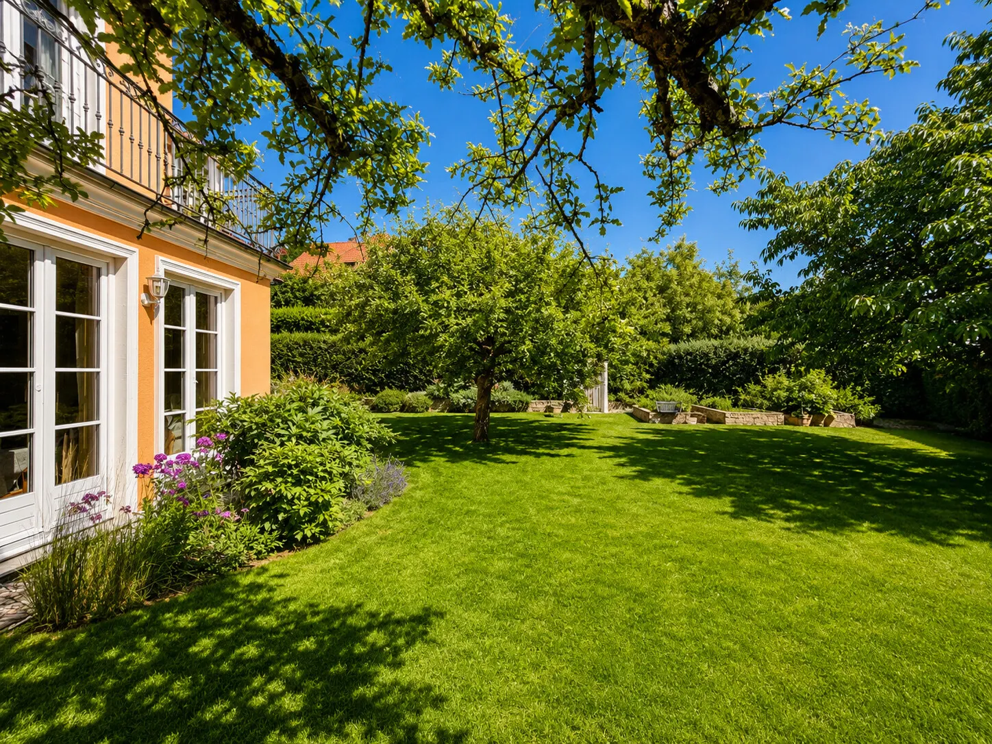 Parkähnliches Gartengrundstück mit altem Baumbestand