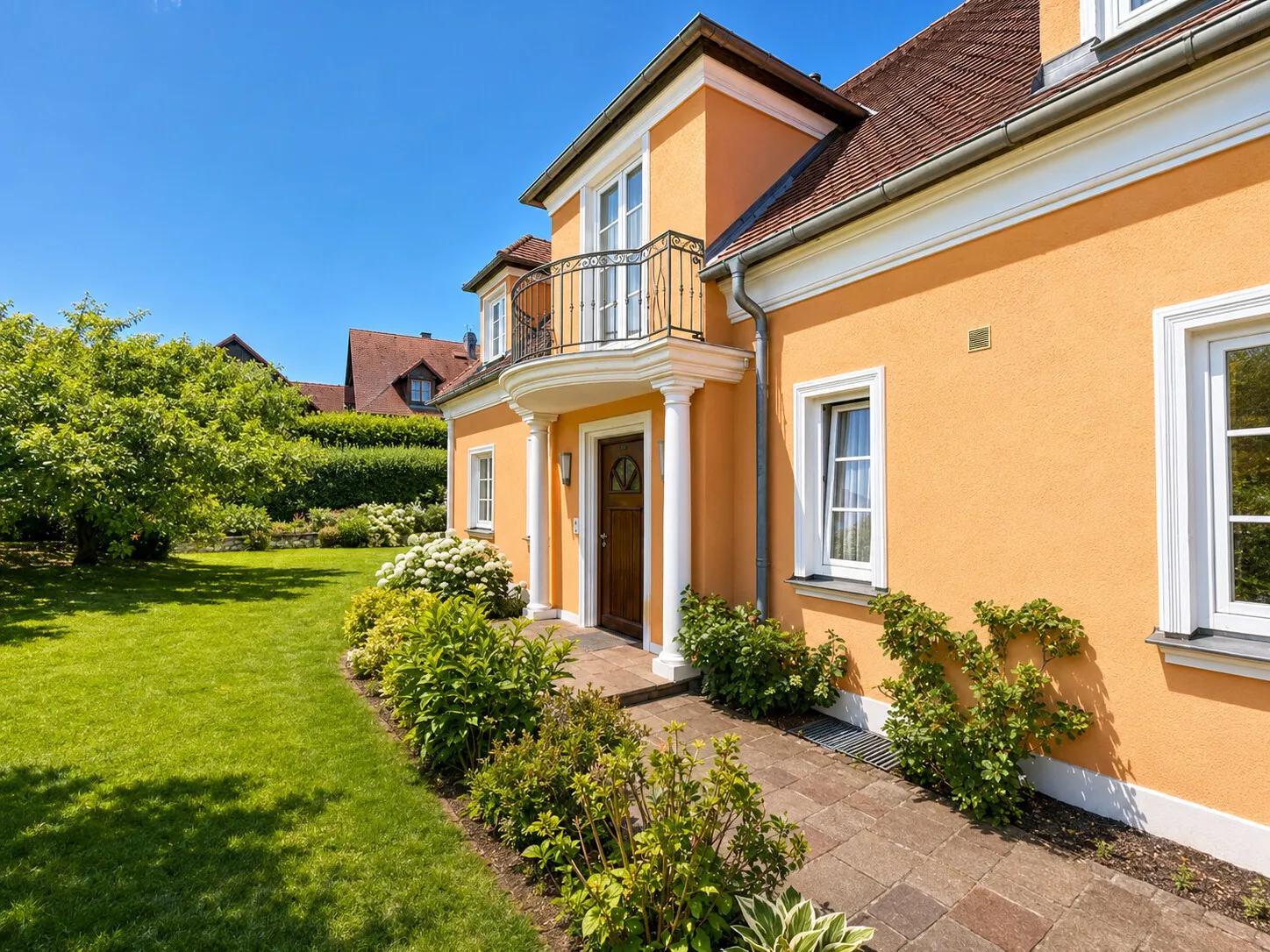 Klassisch gestalteter Eingangsbereich mit Balkon und Säulen