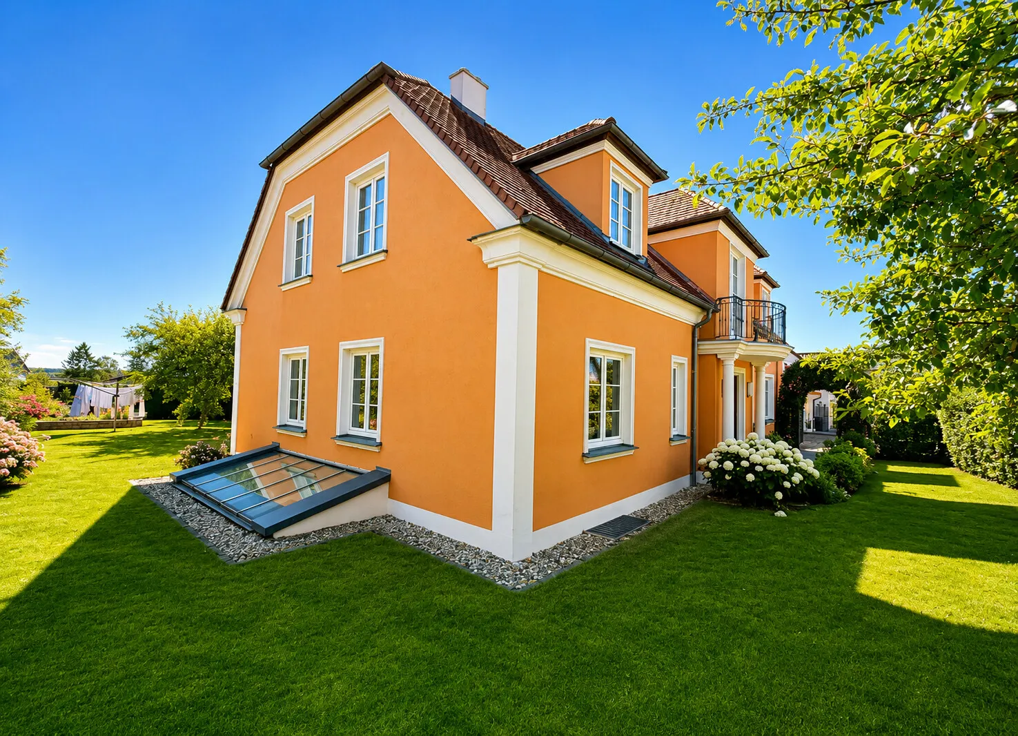 Klassisch-elegante Villenarchitektur inmitten des Gartens