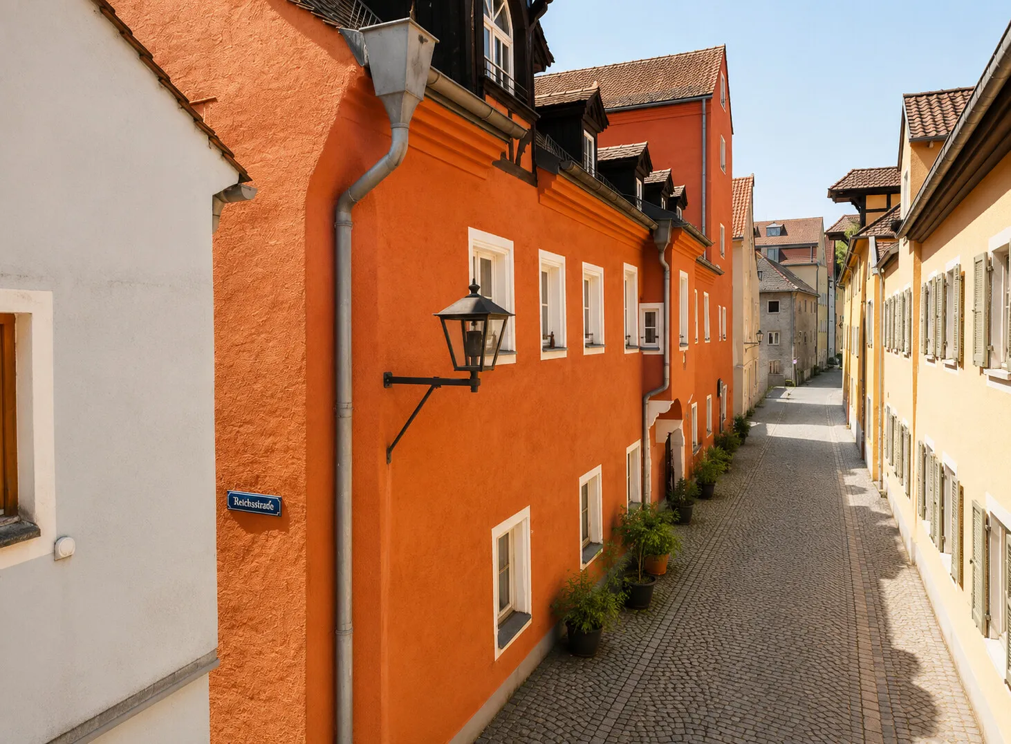 Historisches Altstadtensemble in einer ruhigen, gepflasterten Gasse