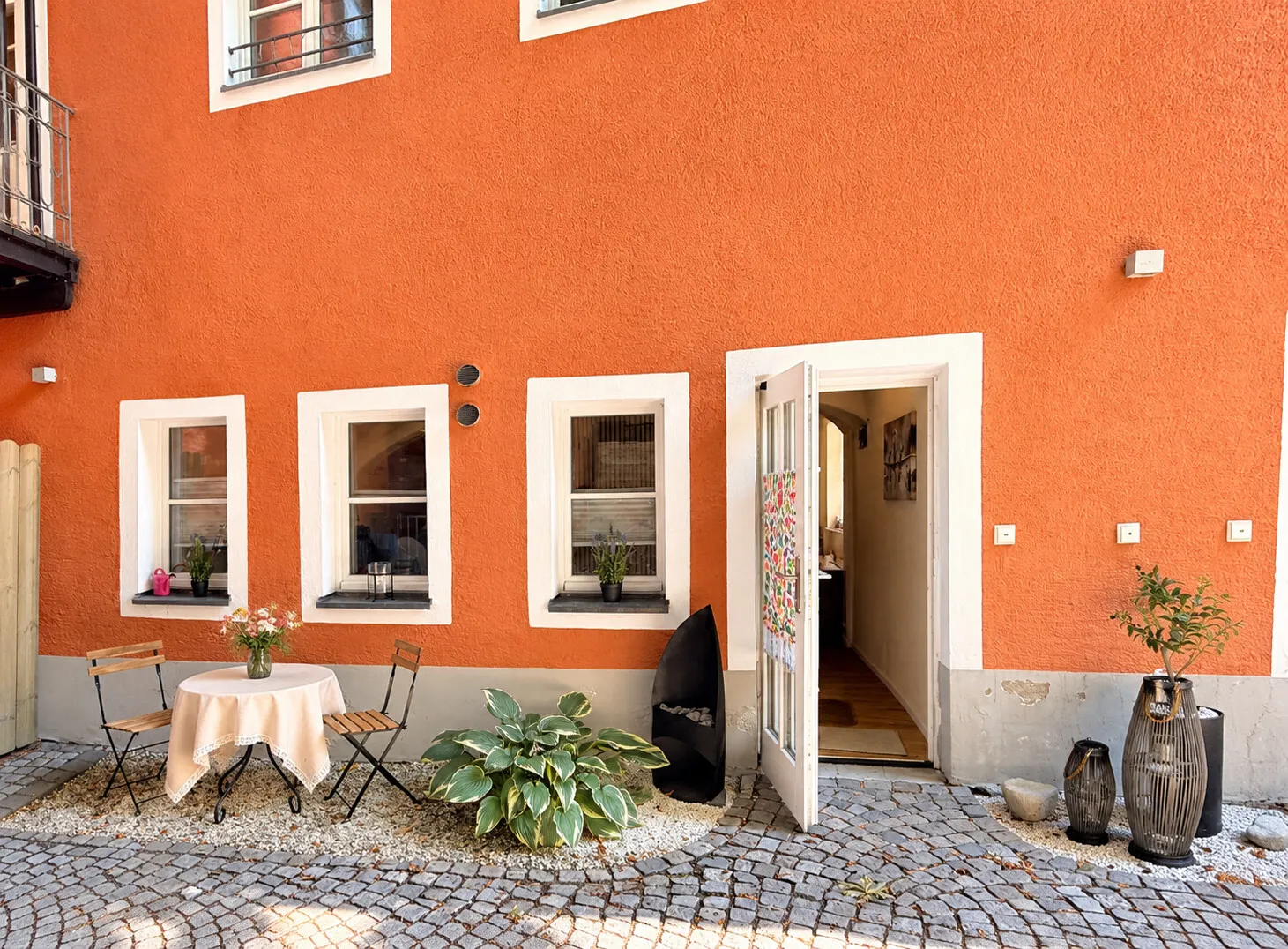 Eigener Zugang mit vorgelagerter Sitz- und Terrassenmöglichkeit