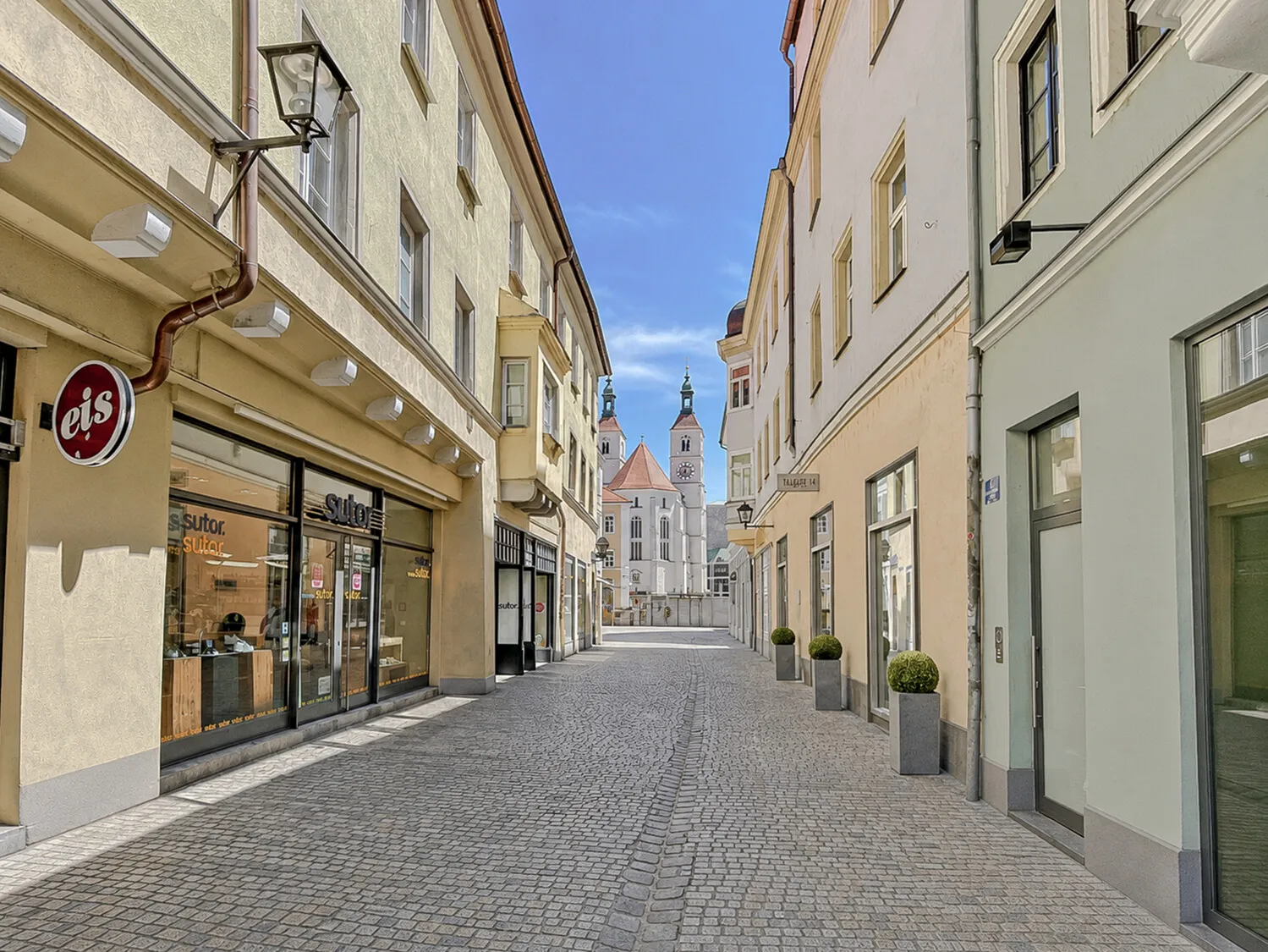 Schaufensterfront zur Gesandtenstraße mit Blick Richtung Neupfarrplatz(Passanten mit KI entfernt)