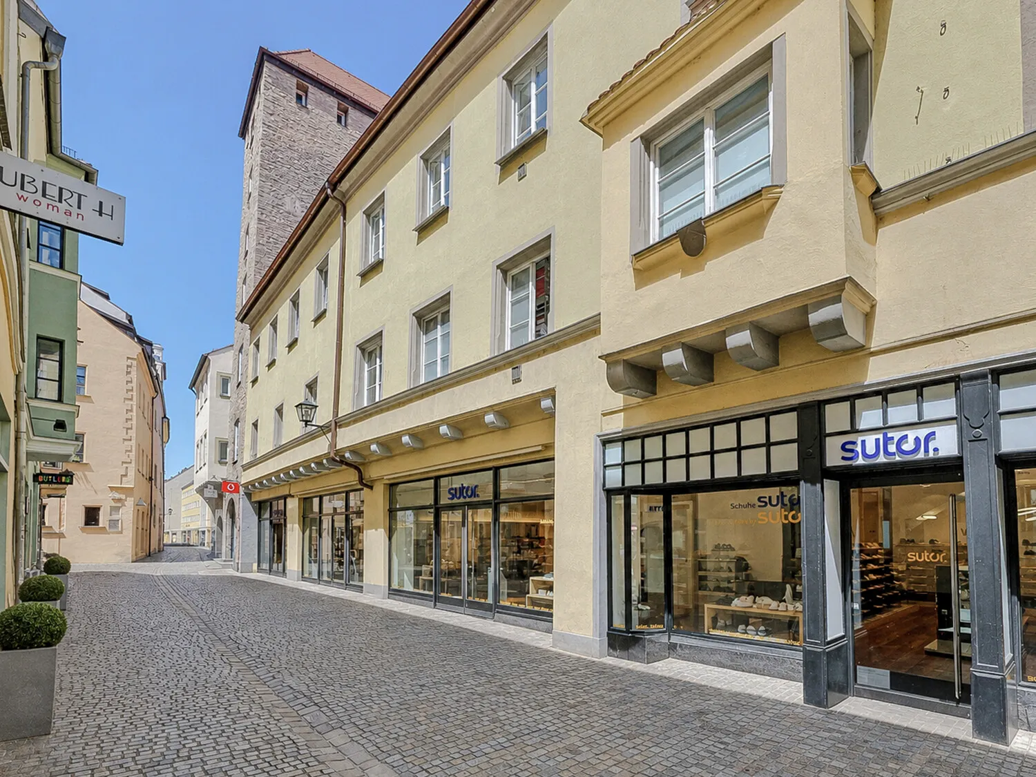 Repräsentative Schaufensterfront zur Gesandtenstraße(Passanten mit KI entfernt)