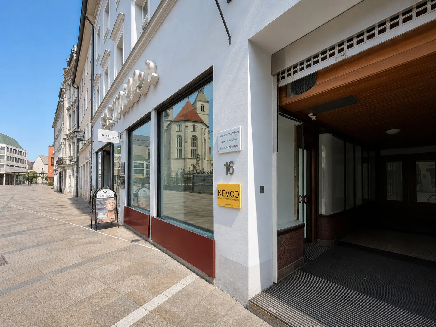 Großzügige Schaufensterfront und direkter Zugang zum Ladengeschäft