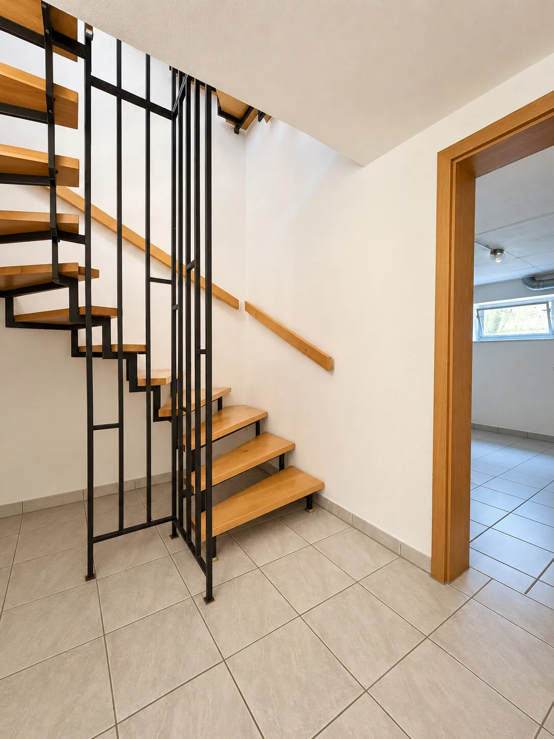 Treppe zum Wohnbereich – virtuell aufgeräumt