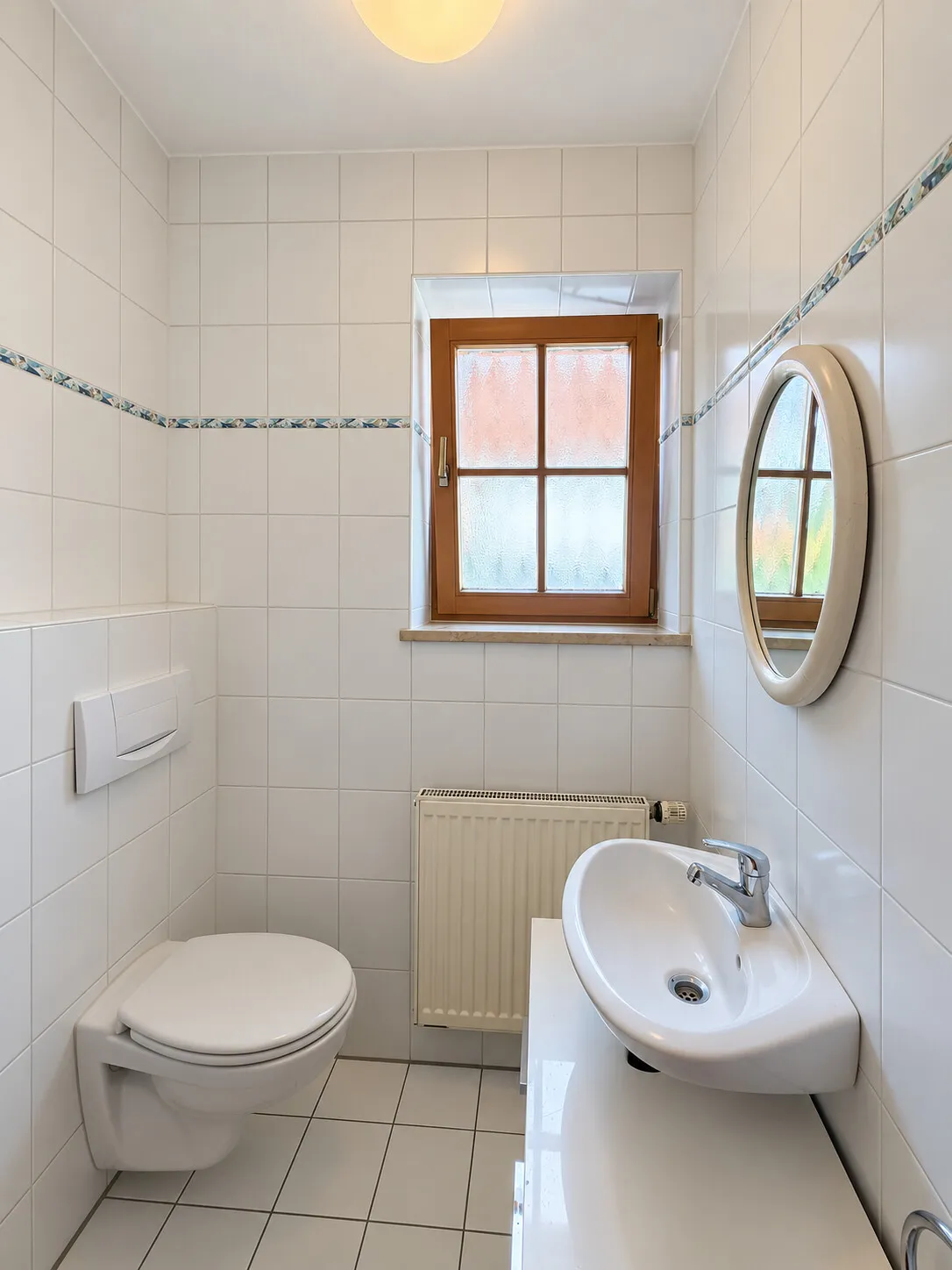 Gäste-WC mit Tageslicht – virtuell aufgeräumt