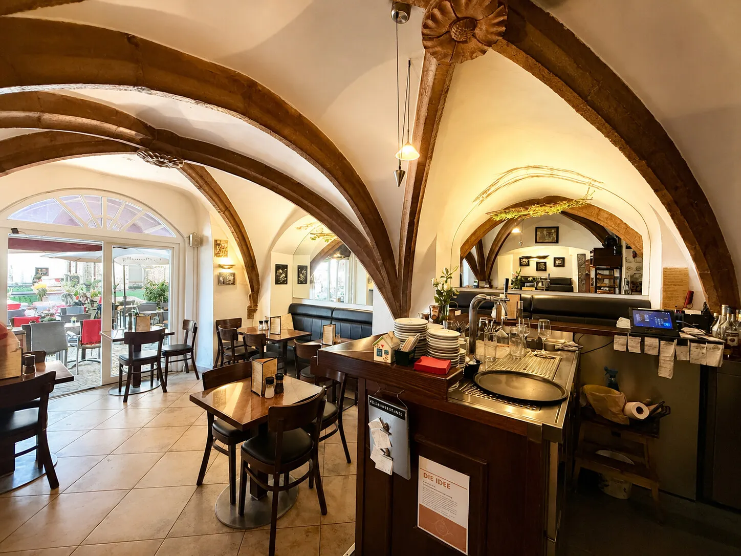 Gastronomie im Erdgeschoss mit historischem Kreuzrippengewölbe