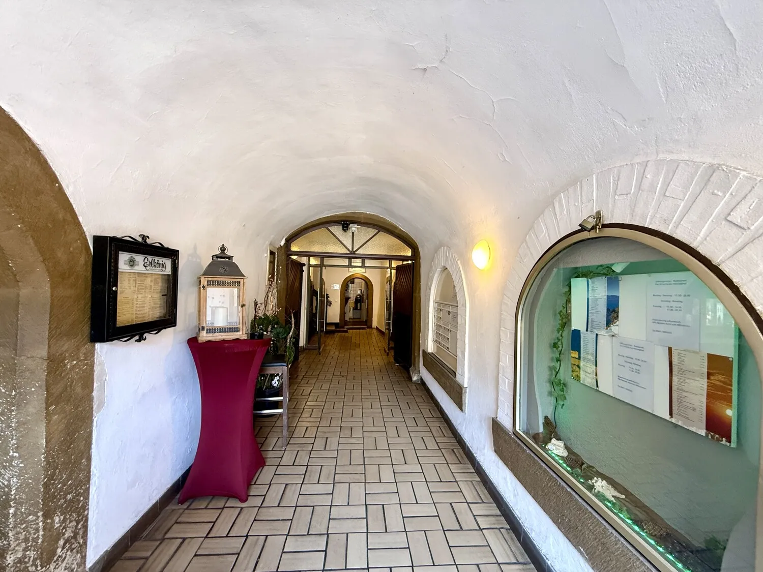 Historischer Durchgang mit Zugang zum Innenbereich