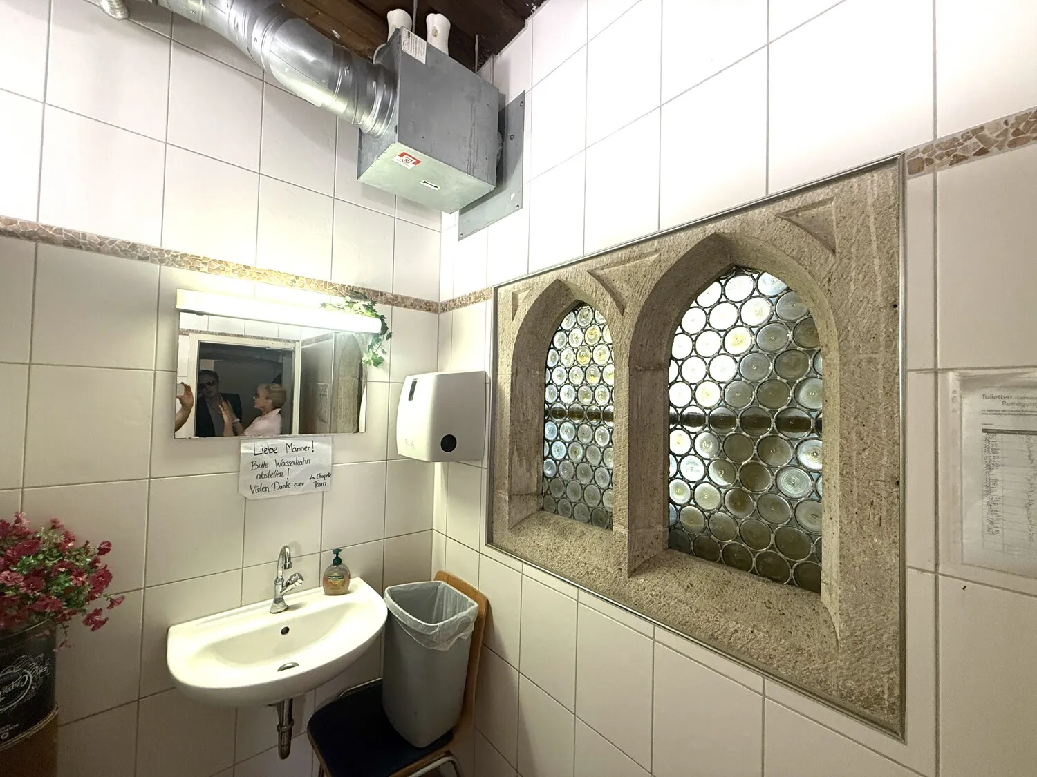 Sanitärbereich der Gastronomie mit historischem Fensterdetail