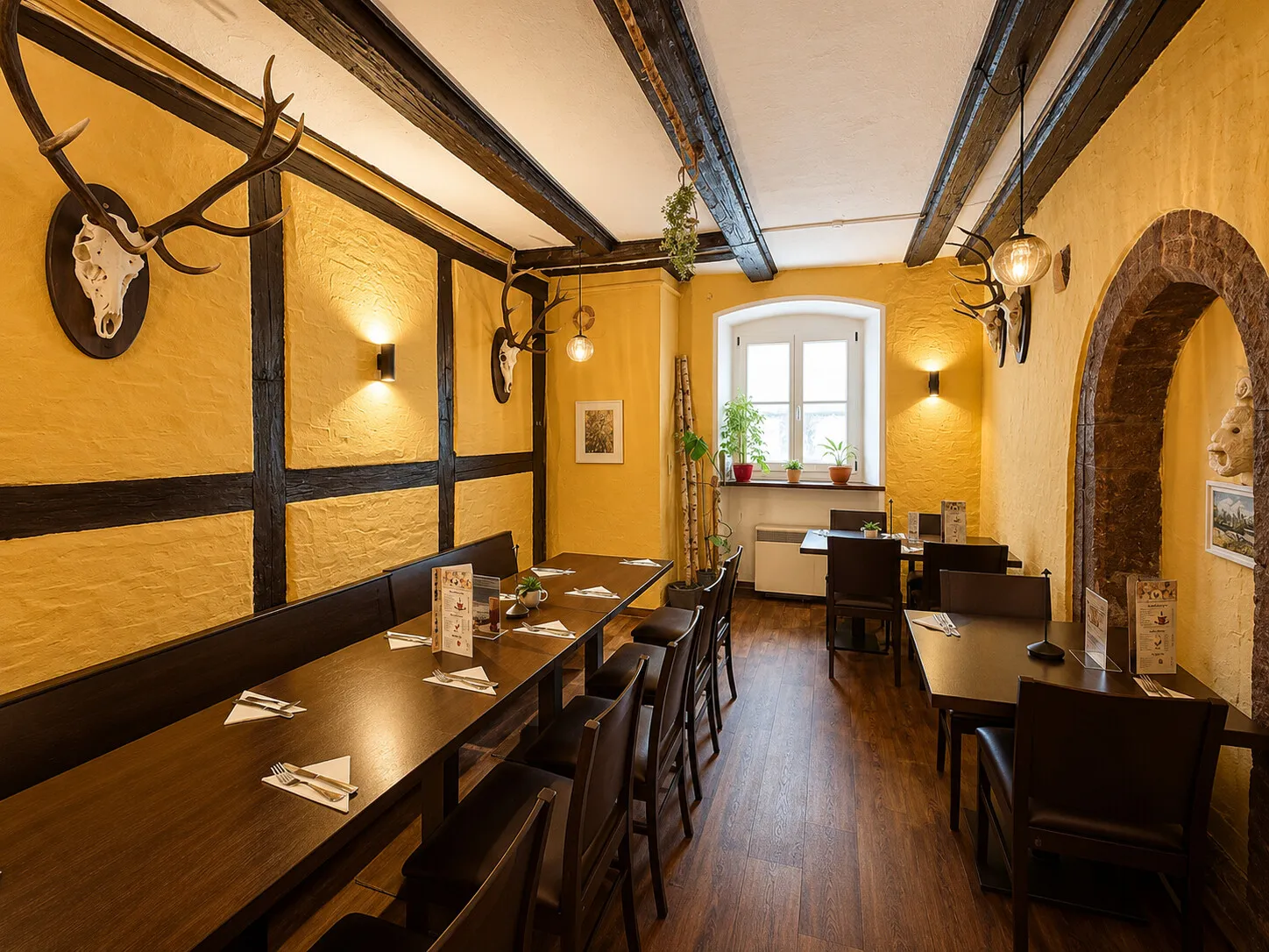 Gastraum im 1. Obergeschoss mit historischen Wand- und Deckenelementen