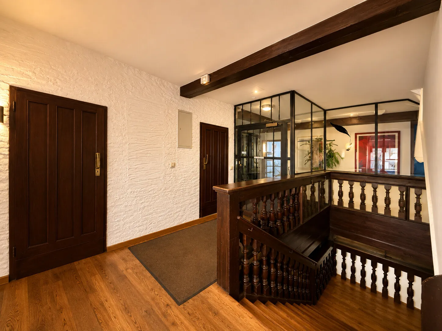 Treppenhaus und Zugang zu den Büroflächen im 2. Obergeschoss