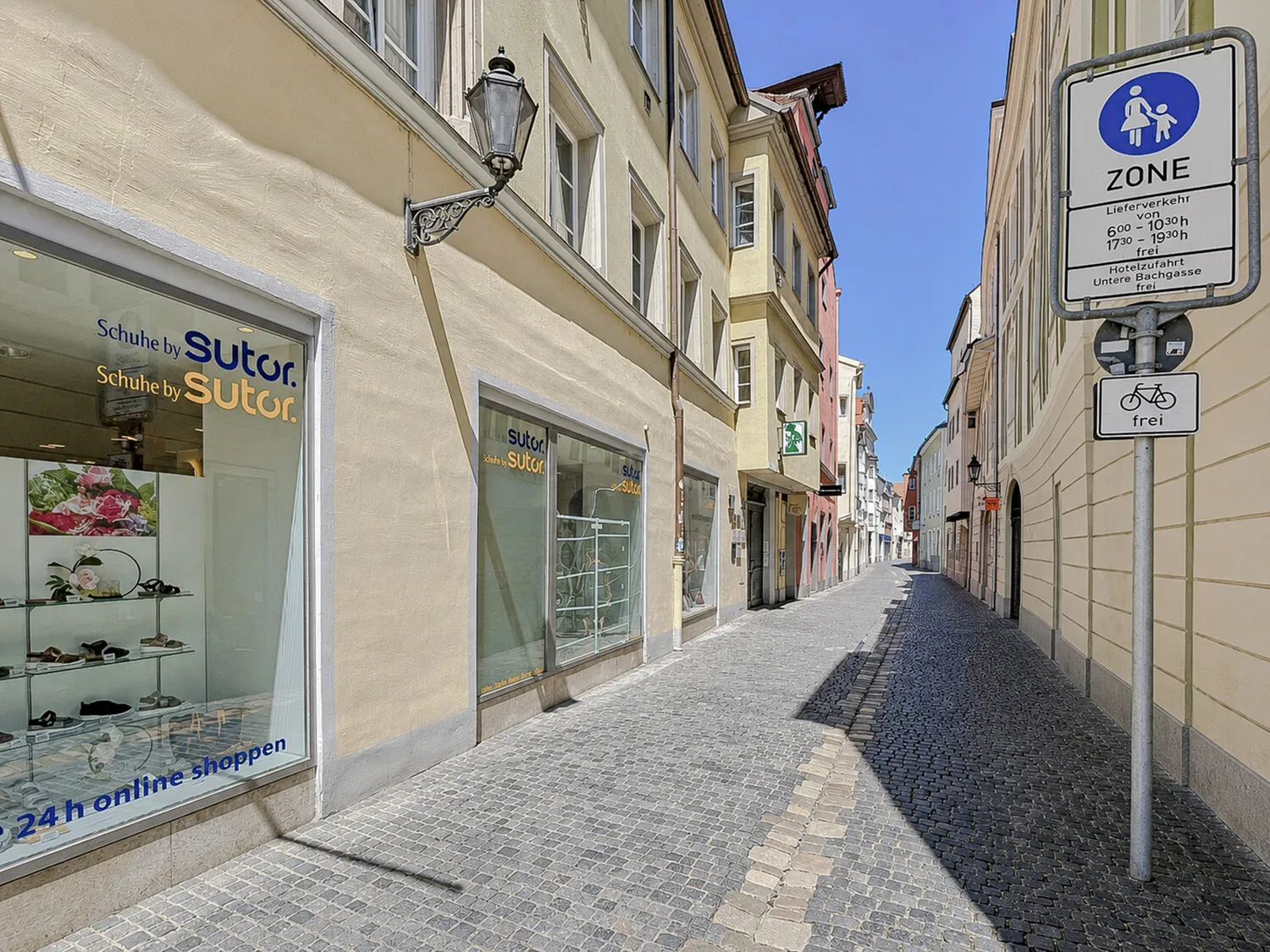 Großzügige Schaufensterfront zur Unteren Bachgasse (Passanten mit KI entfernt)
