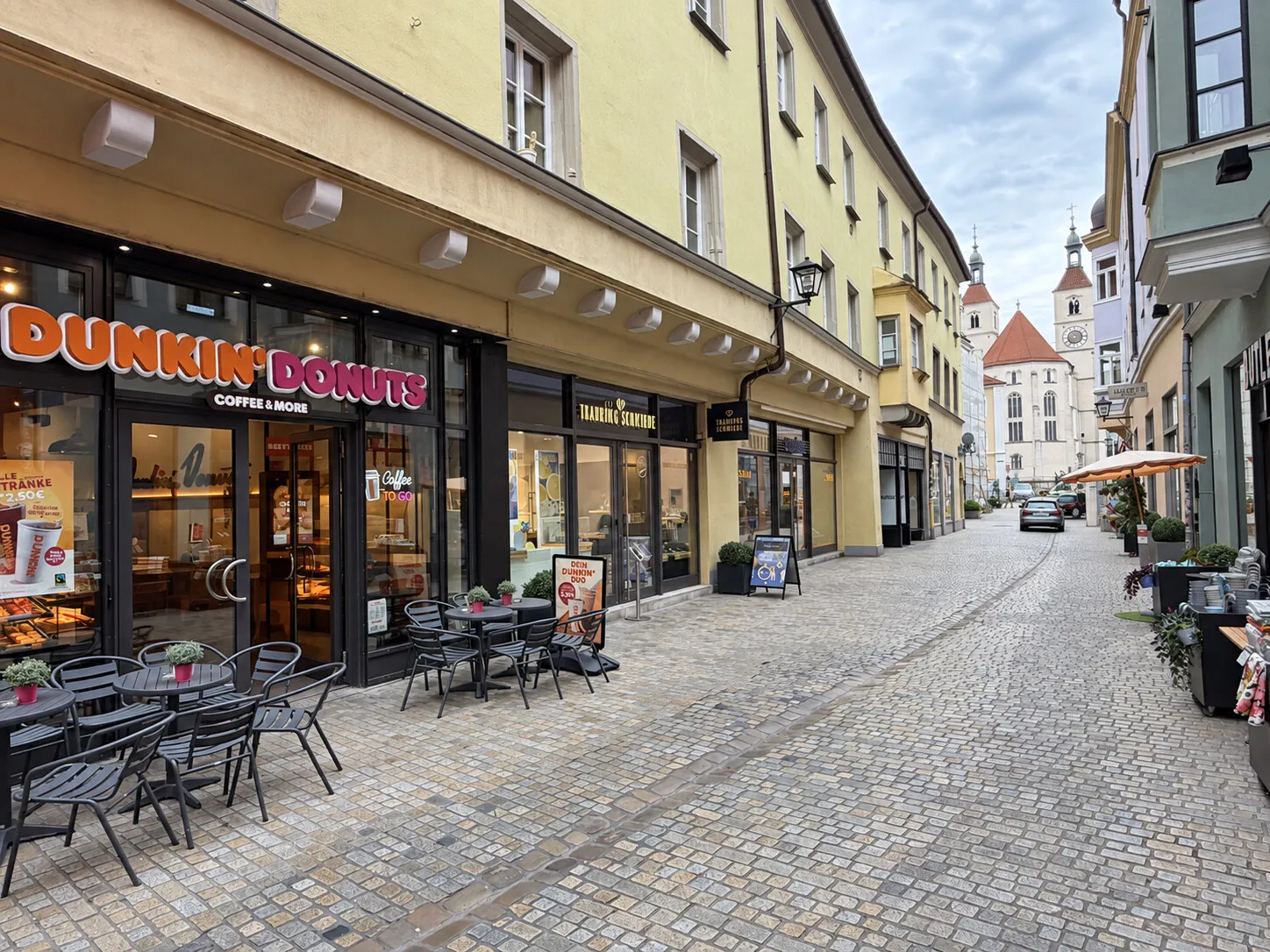 Absolute 1A-Lage mit hoher Passantenfrequenz (Passanten mit KI entfernt)