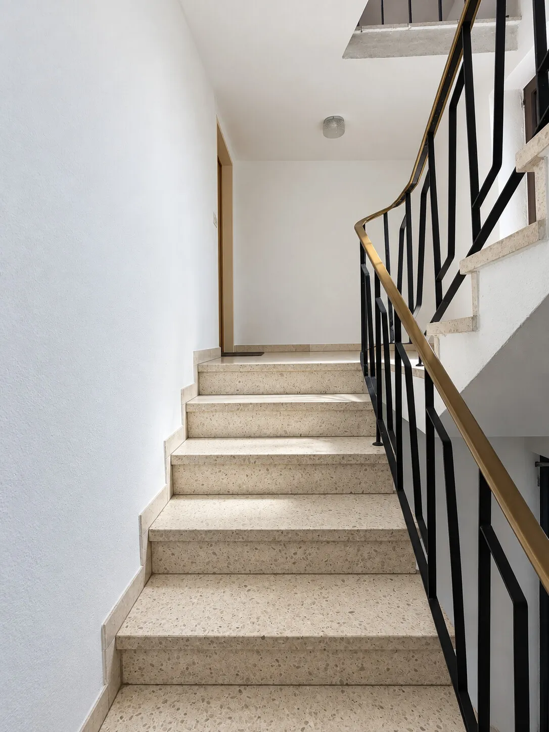 Treppenhaus mit Terrazzo-Stufen – virtuell aufgeräumt