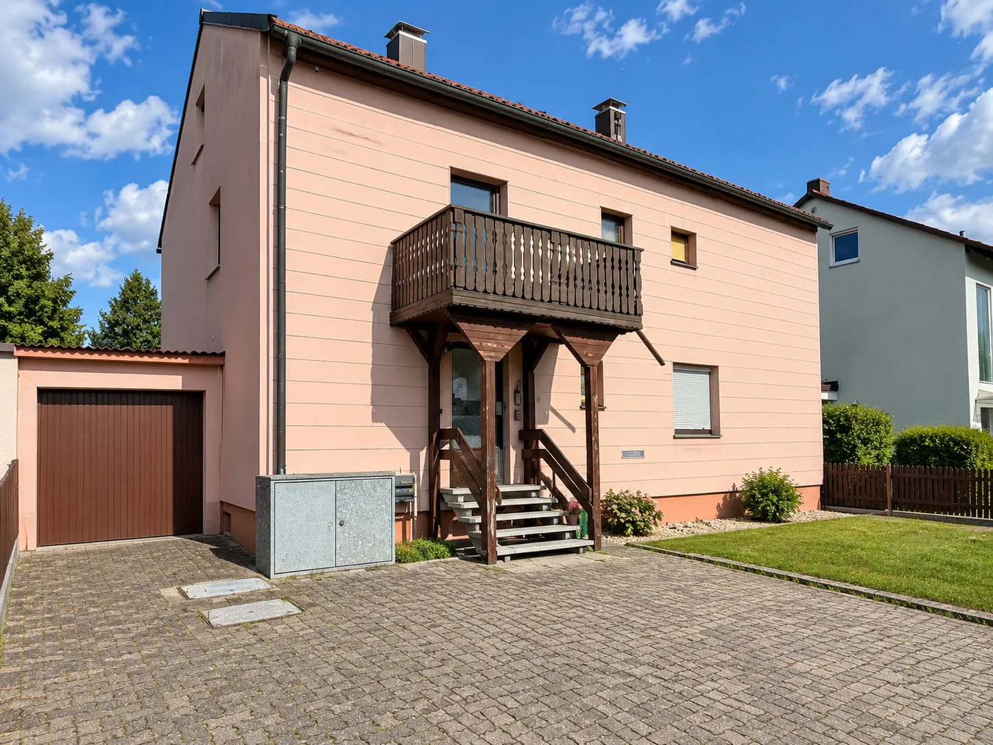 Hausansicht mit Eingangsbereich und Garage – digital aufbereitet