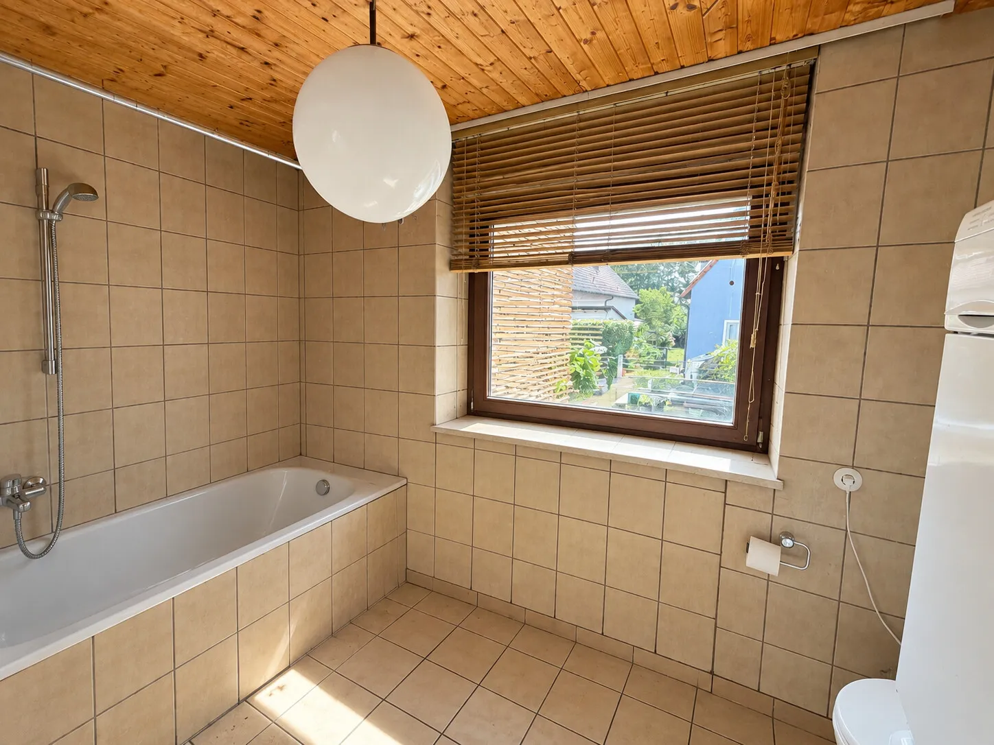 Badezimmer mit Badewanne – virtuell aufgeräumt